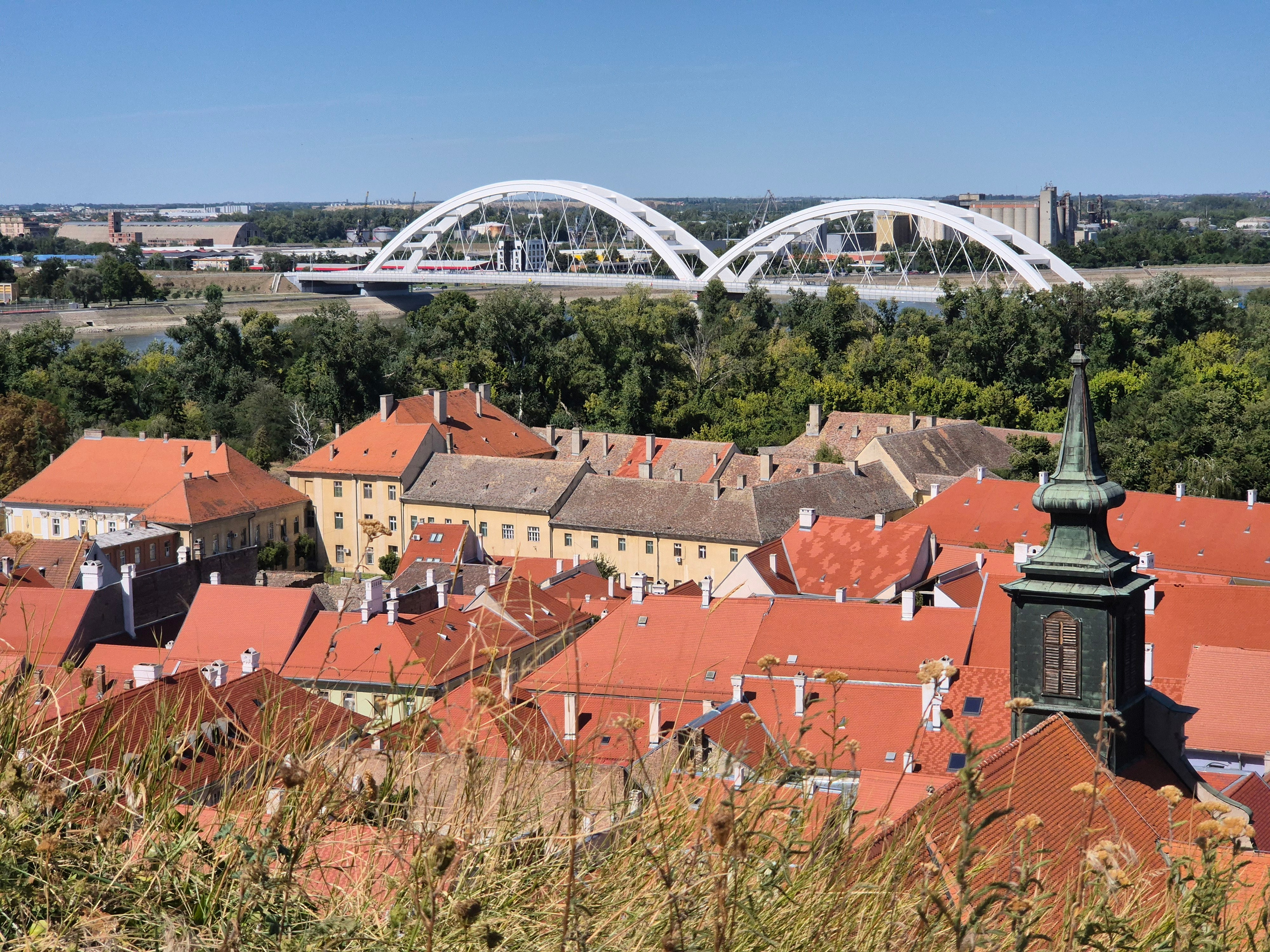Нови-сад - второй по численности населения город Сербии. Основан был в 1694 г, напротив Петроварадинской крепости