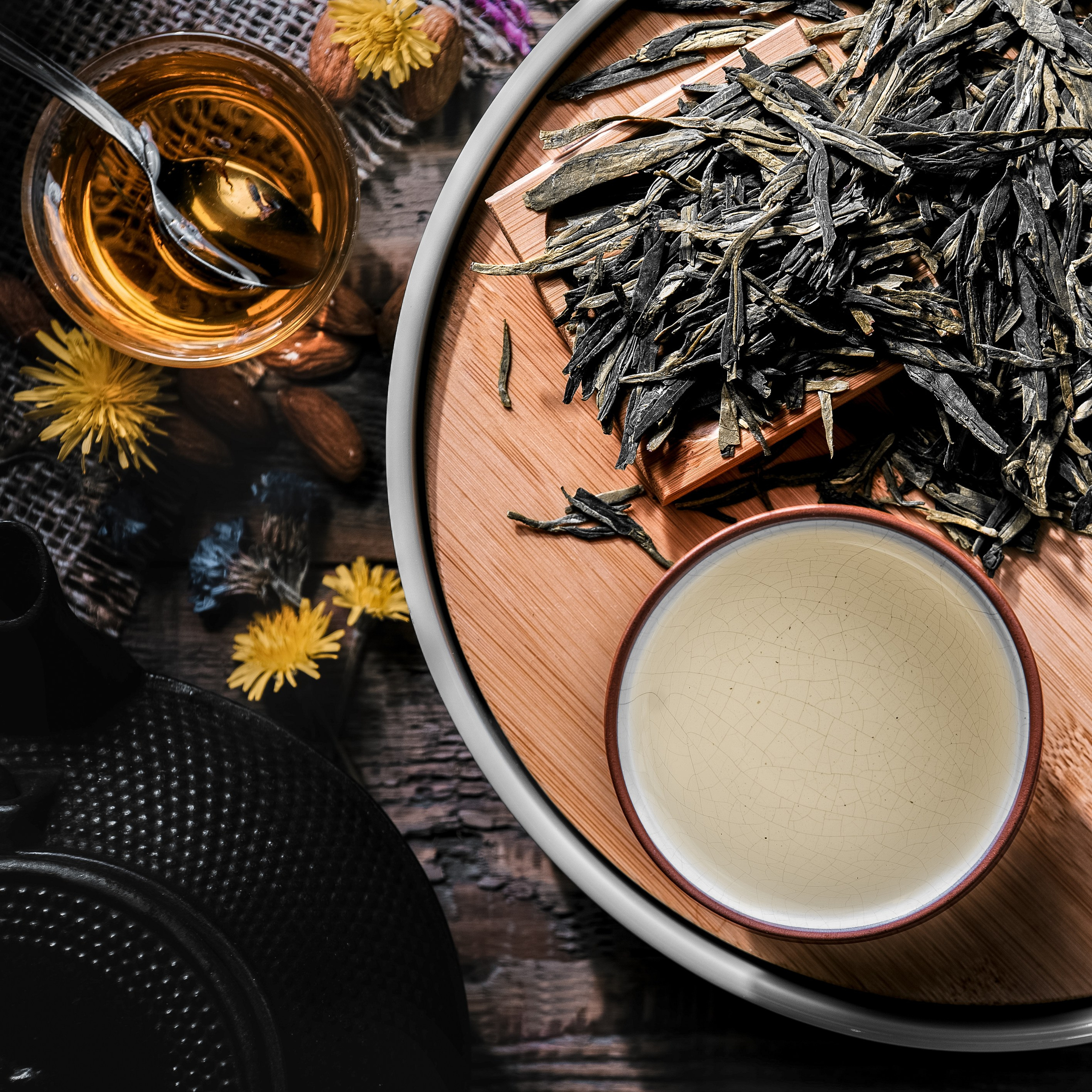 Чашка китайского чая, чай тигуанинь с медом и чугунным чайником