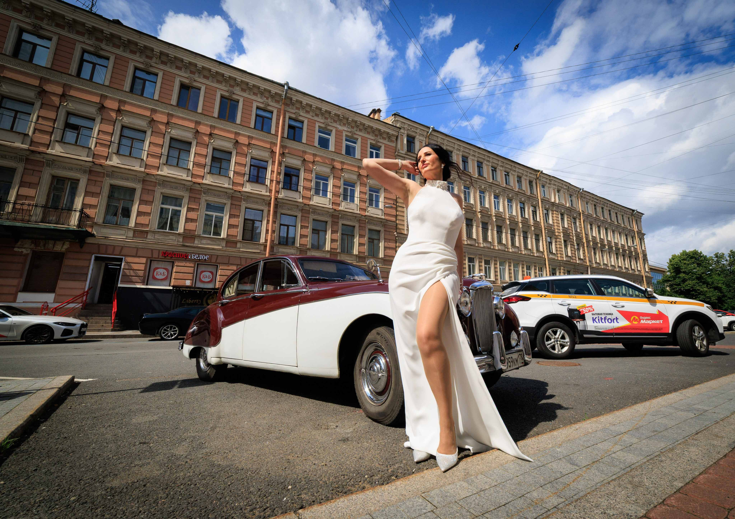 Невеста в свадебном платье в Санкт-Петербурге.
