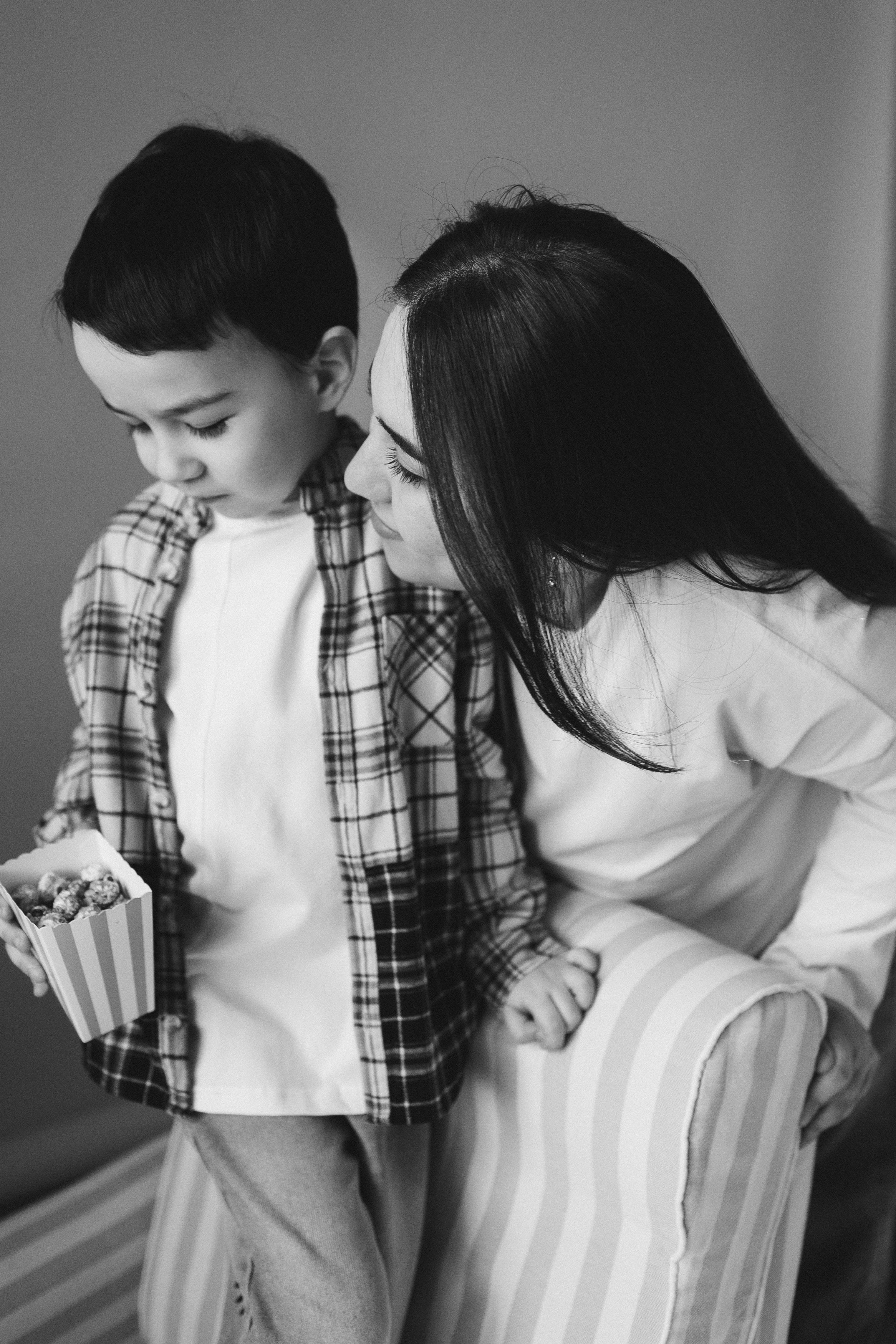 Фотосессия с попкорном фотосессия мама и сын. Фотограф Владимир Москва