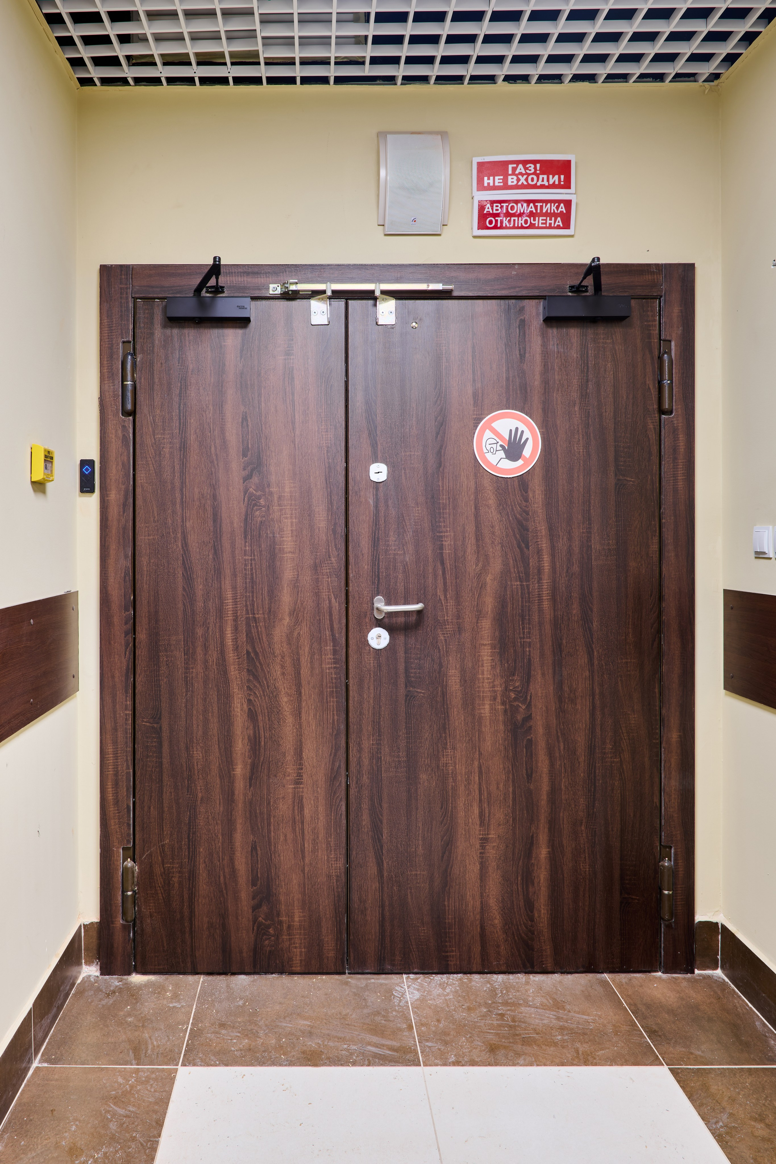 Деревянная дверь в холле, фронтальный вид, табличка