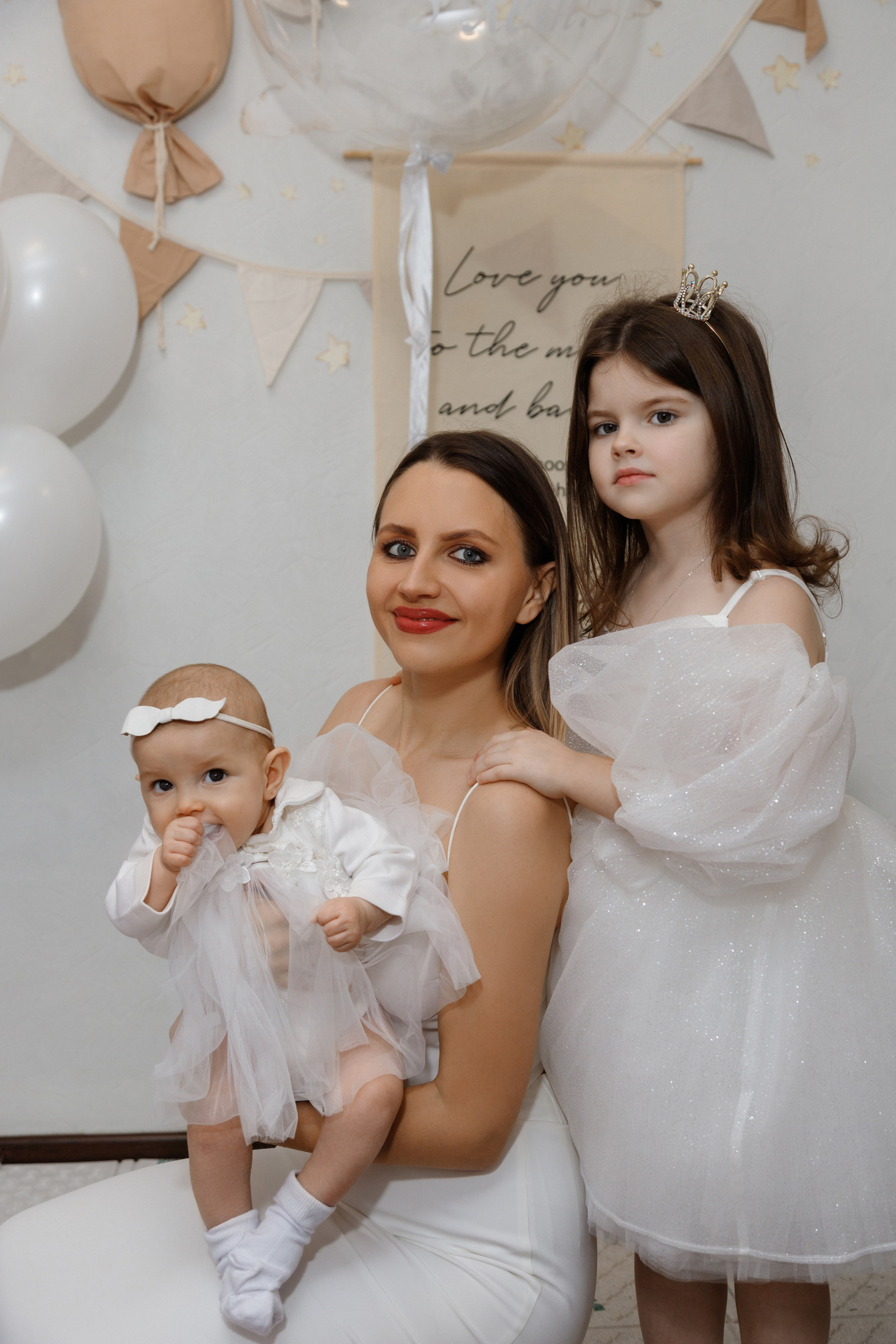 Фотосессия возле фотозоны дома. Фотограф Александра Сыщенко