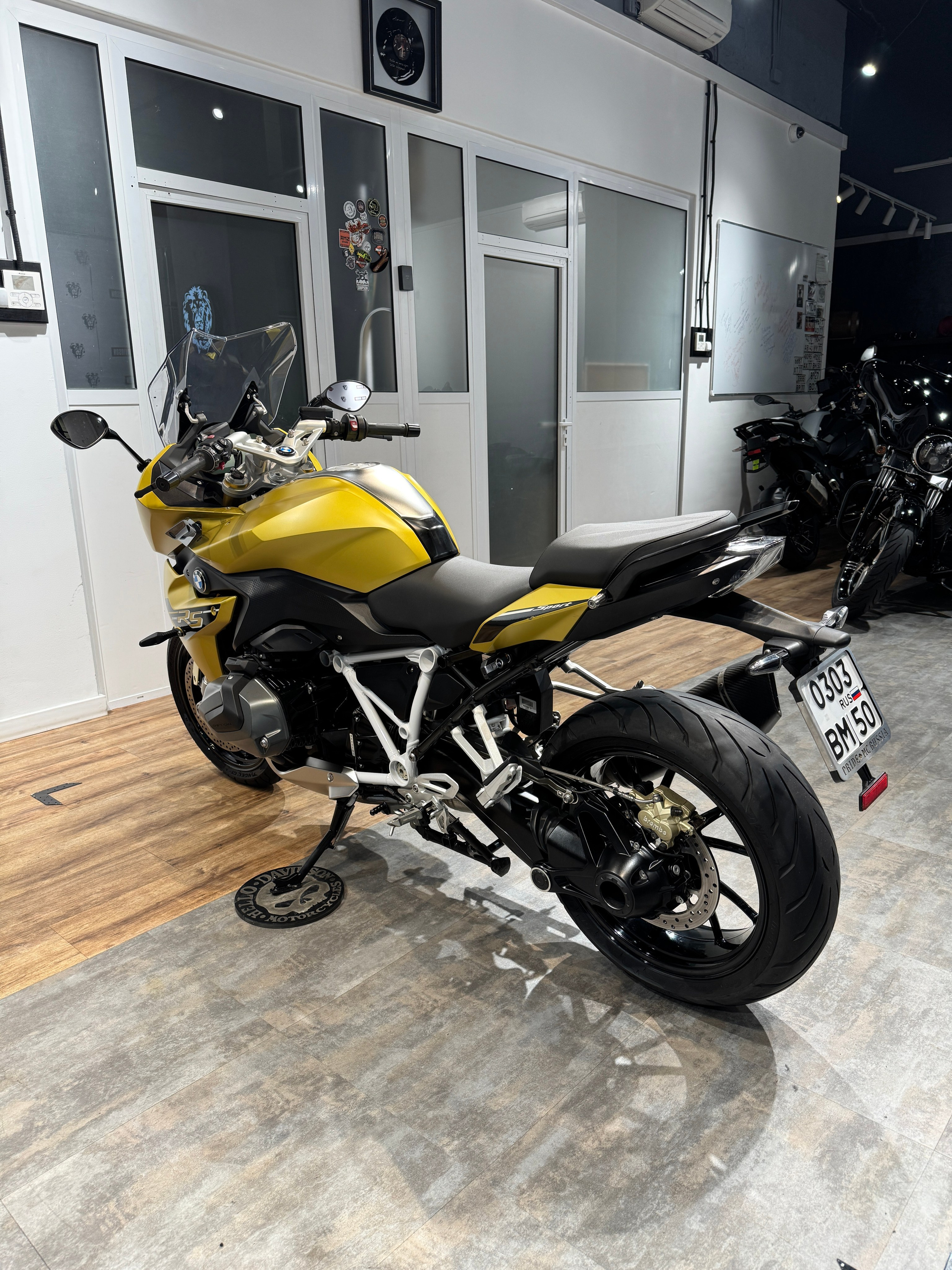 Мотоциклы 2019 R1250RS (Austin Yellow)  — купить мотоцикл. Hello Davidson, Москва. Только хорошие мотоциклы…