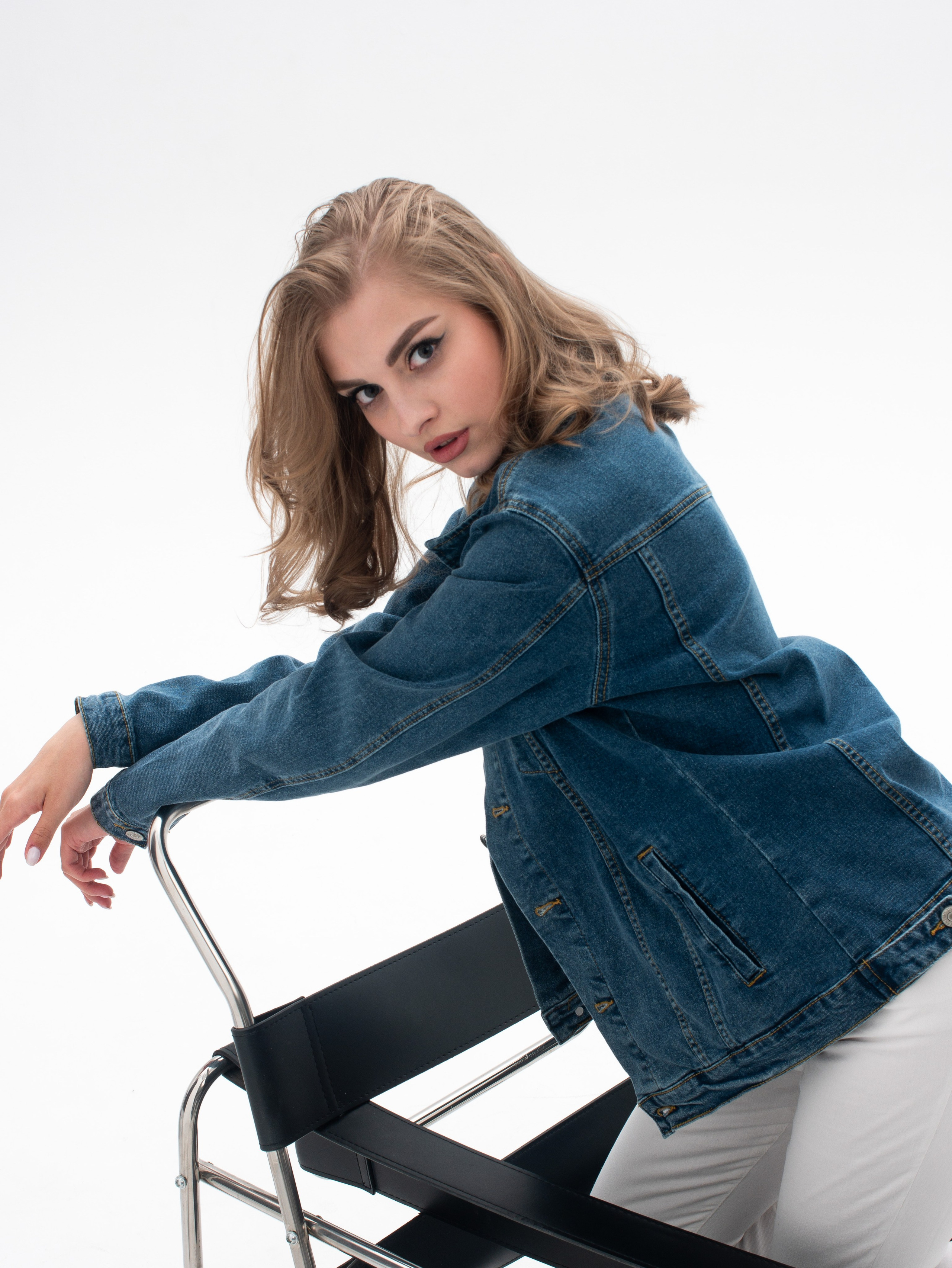 Креативная съемка женской одежды с акцентом на современные тренды