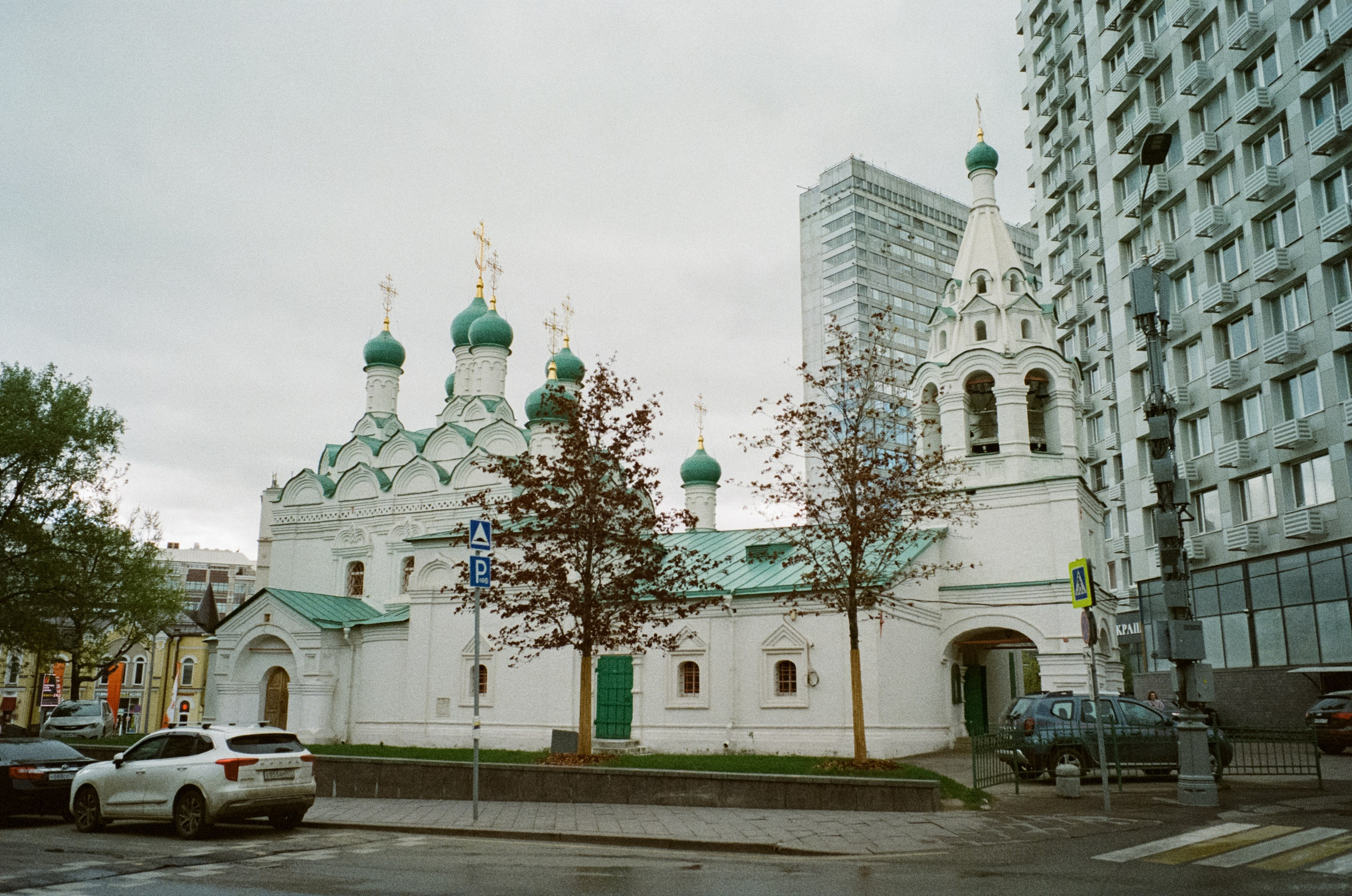 Ул. Поваровка и окрестности | Voigtlander BESSA-T — Voigtlander Ultron 28 mm f/2 | Kodak Ultramax 400 (просрочка) @ ISO 100