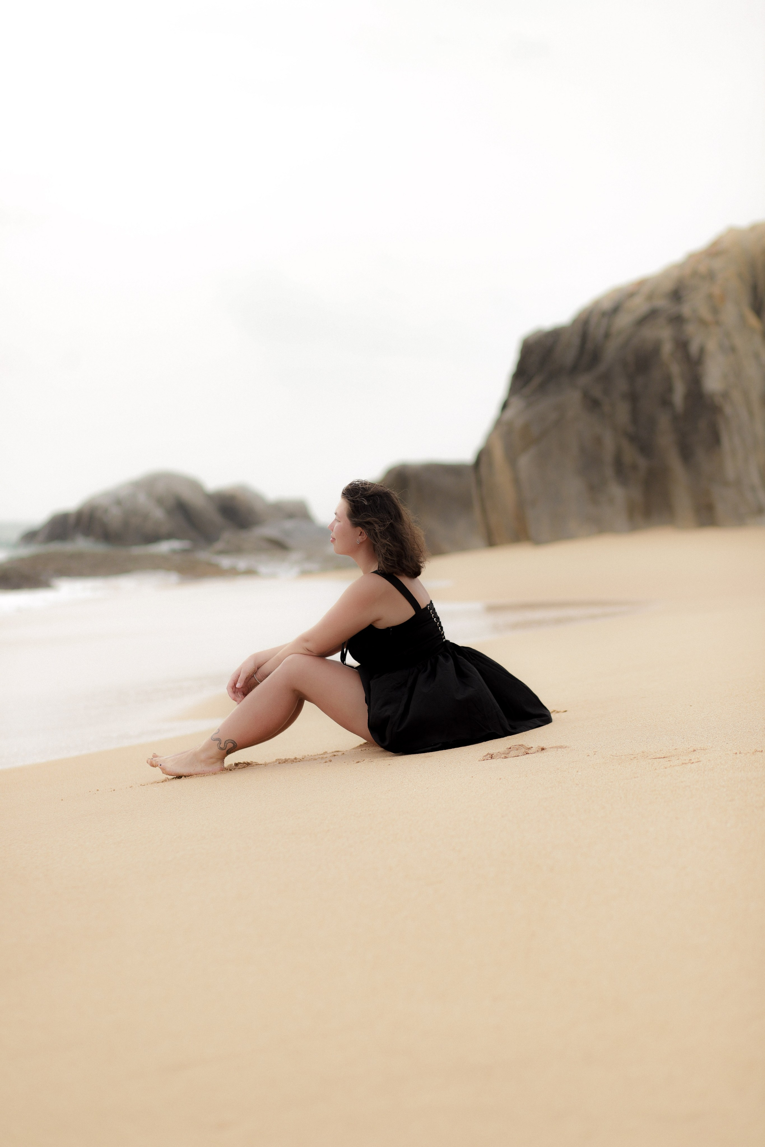 Фотосессия в Хиккадуве: романтичные кадры среди камней и волн. Фотограф на Шри-Ланке