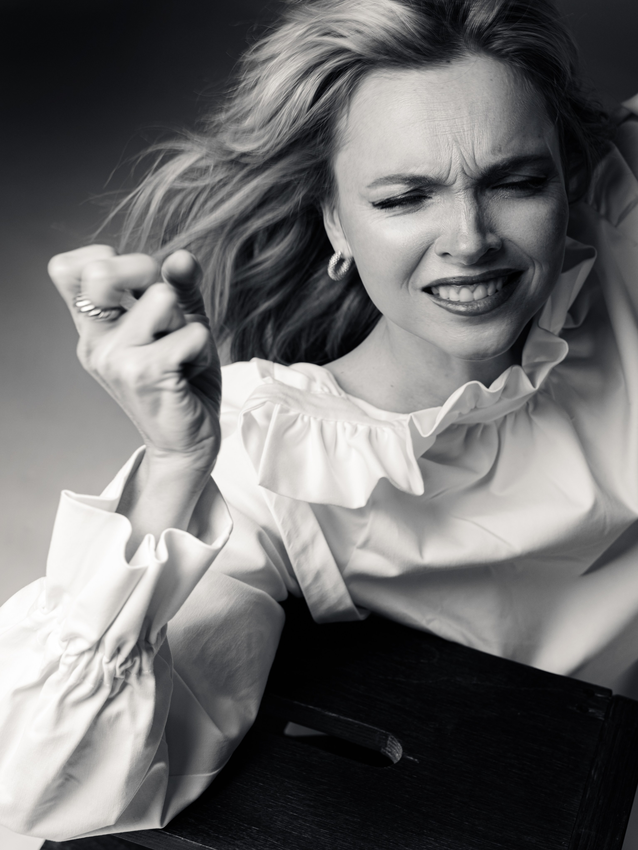 Эмоциональный черно-белый портрет Натальи Земцовой в белой рубашке