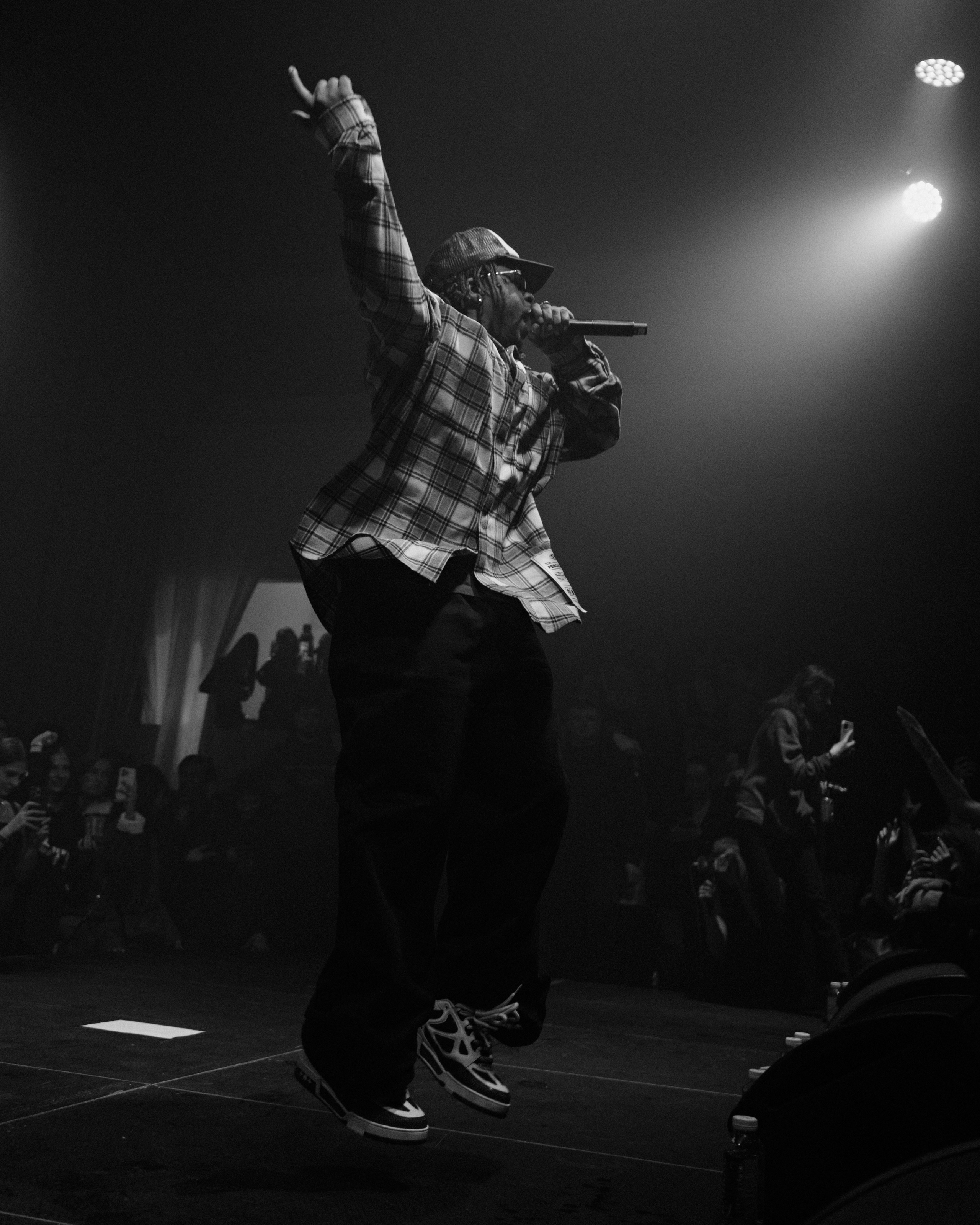 Azizi Gibson. NOIZOMAX Художественный фотограф в Дубай