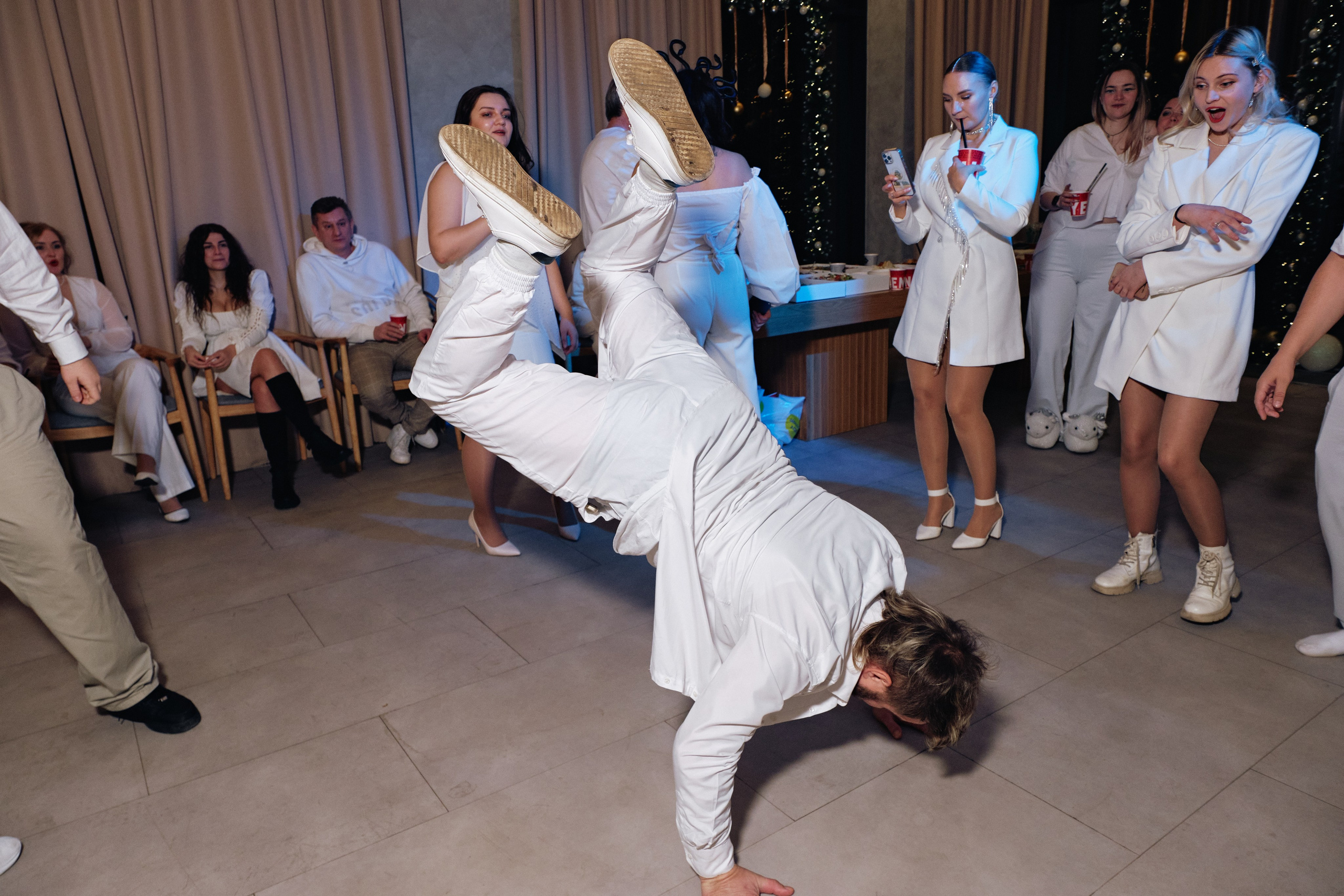 Корпоратив в белом компании Pride group. Семейные и свадебные фотосессии в СПб, в студии, на улице, на природе