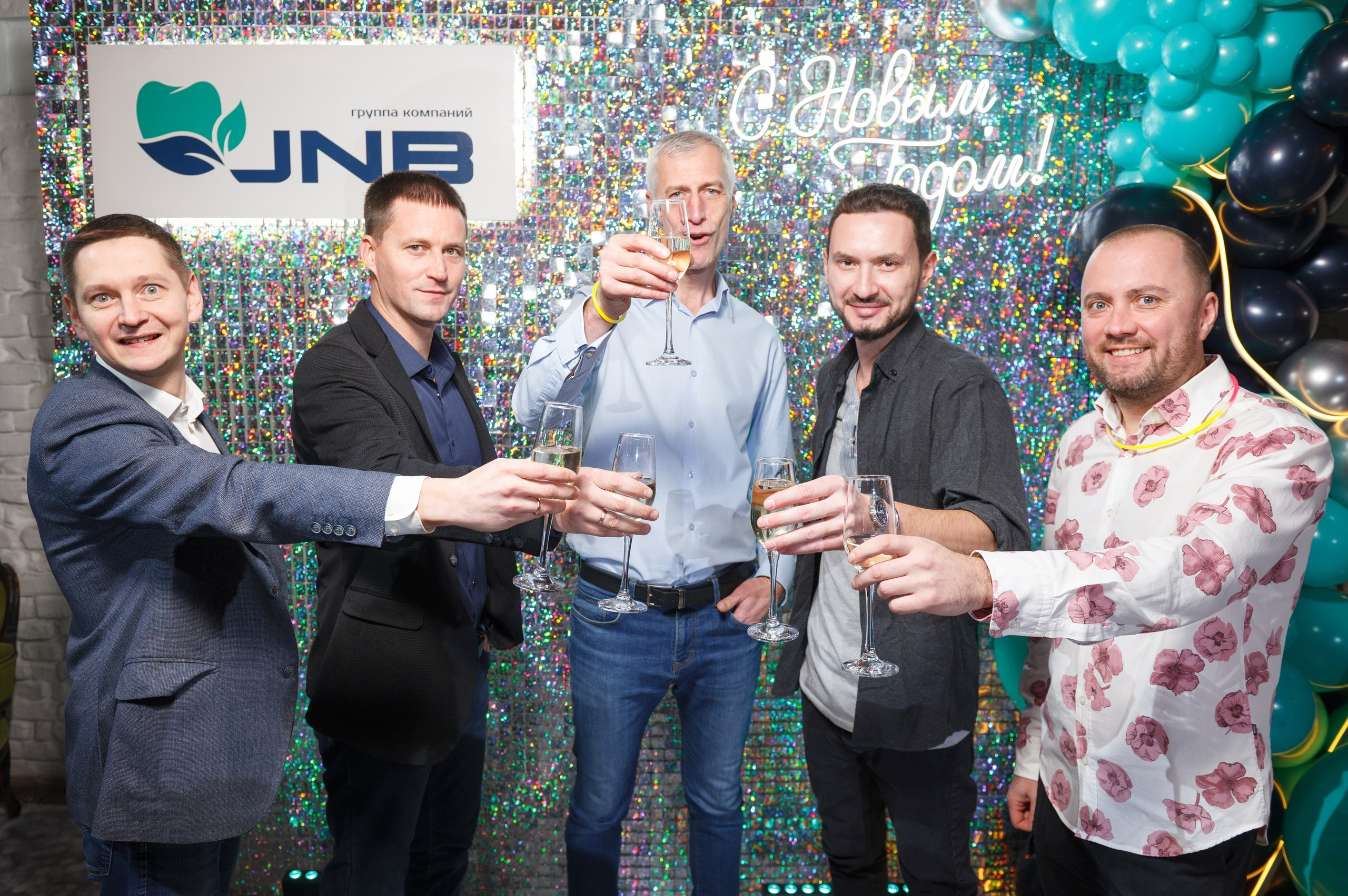 Новогодний корпоратив в стиле Неоновая вечеринка. Праздничное агентство ПИОН