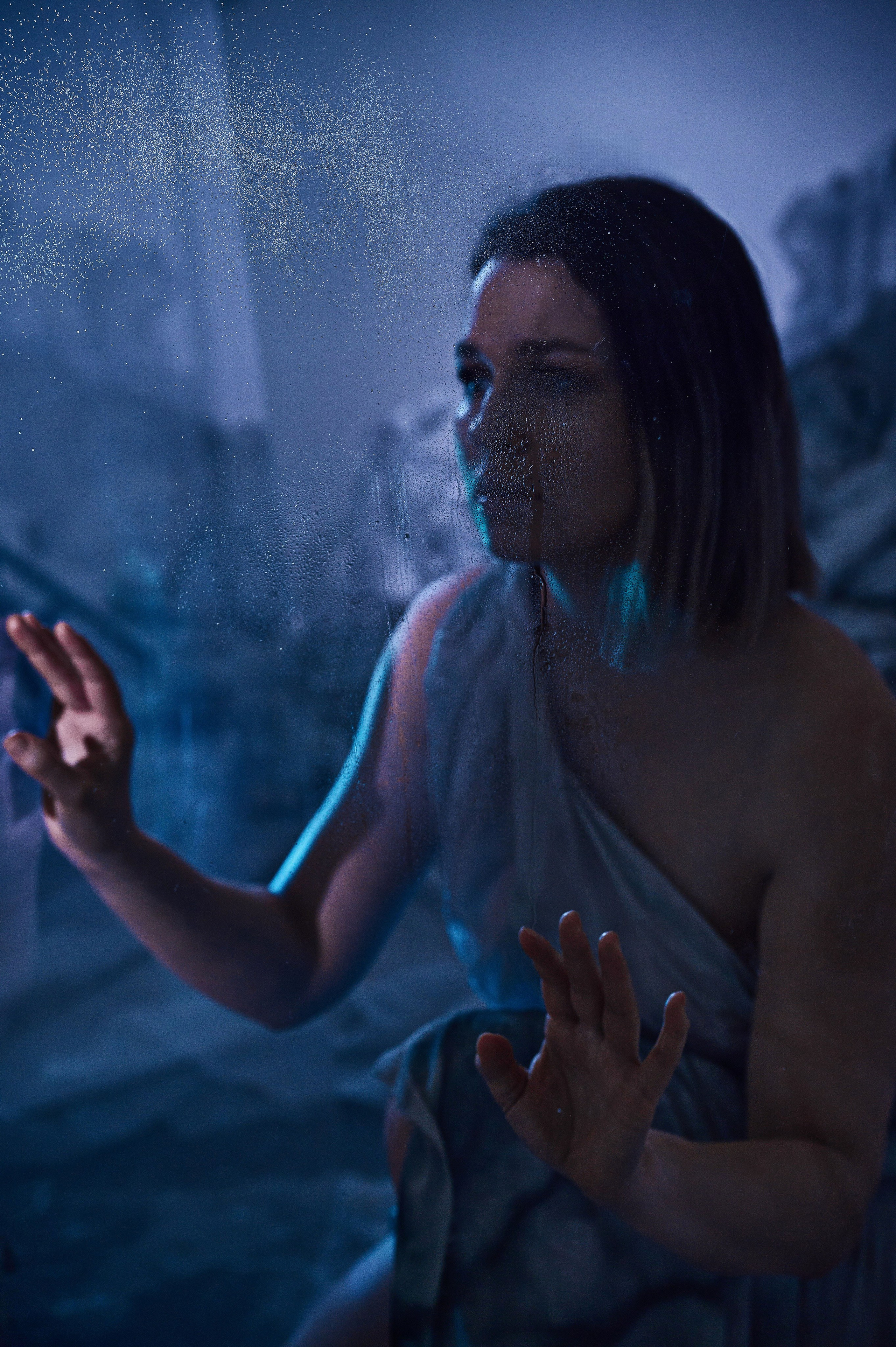 Фотосессия Ксении в декорациях «Лед» со стеклянным кубом