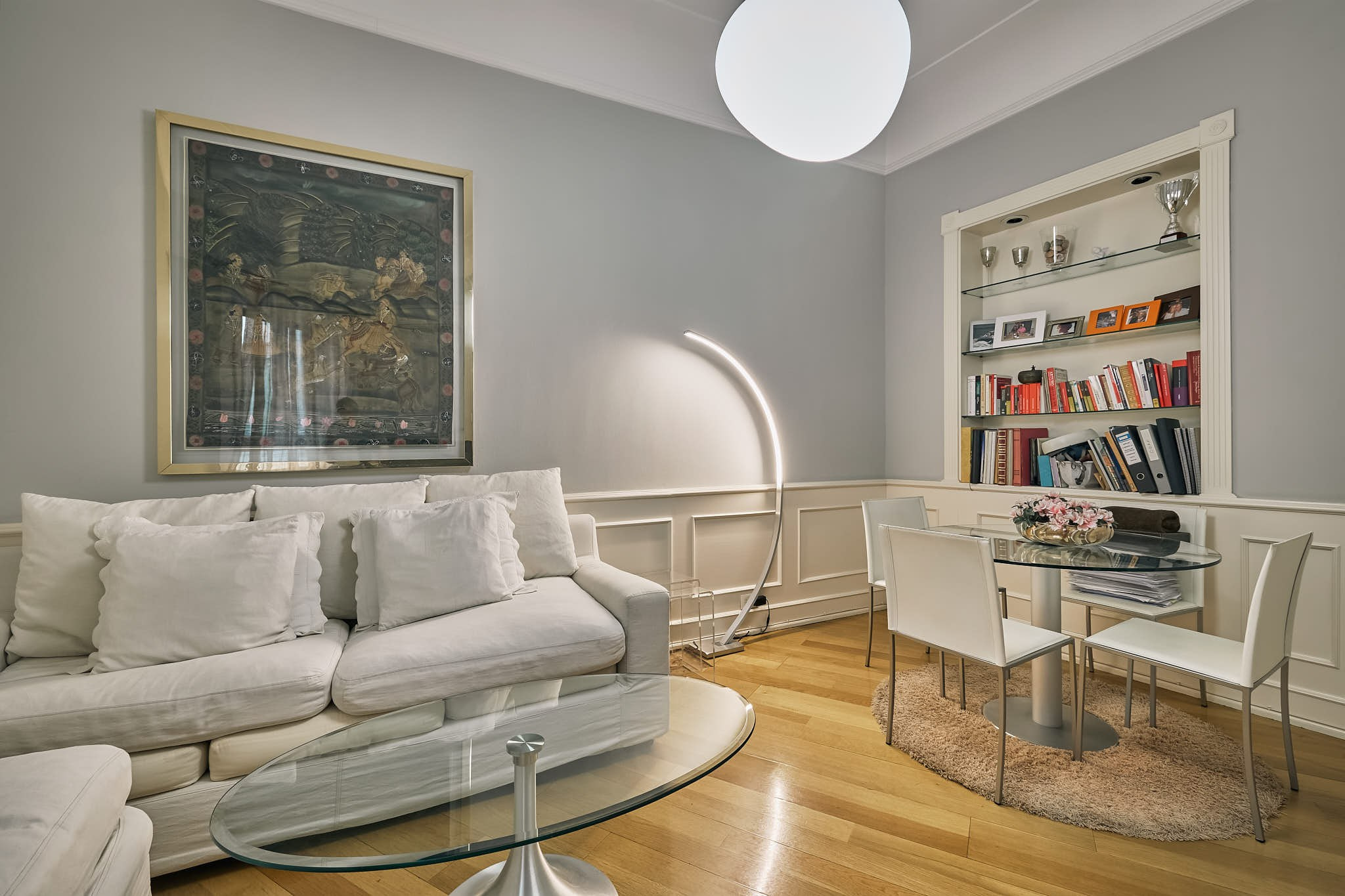 Bright home office with sofa and workspace in an apartment in Valencia