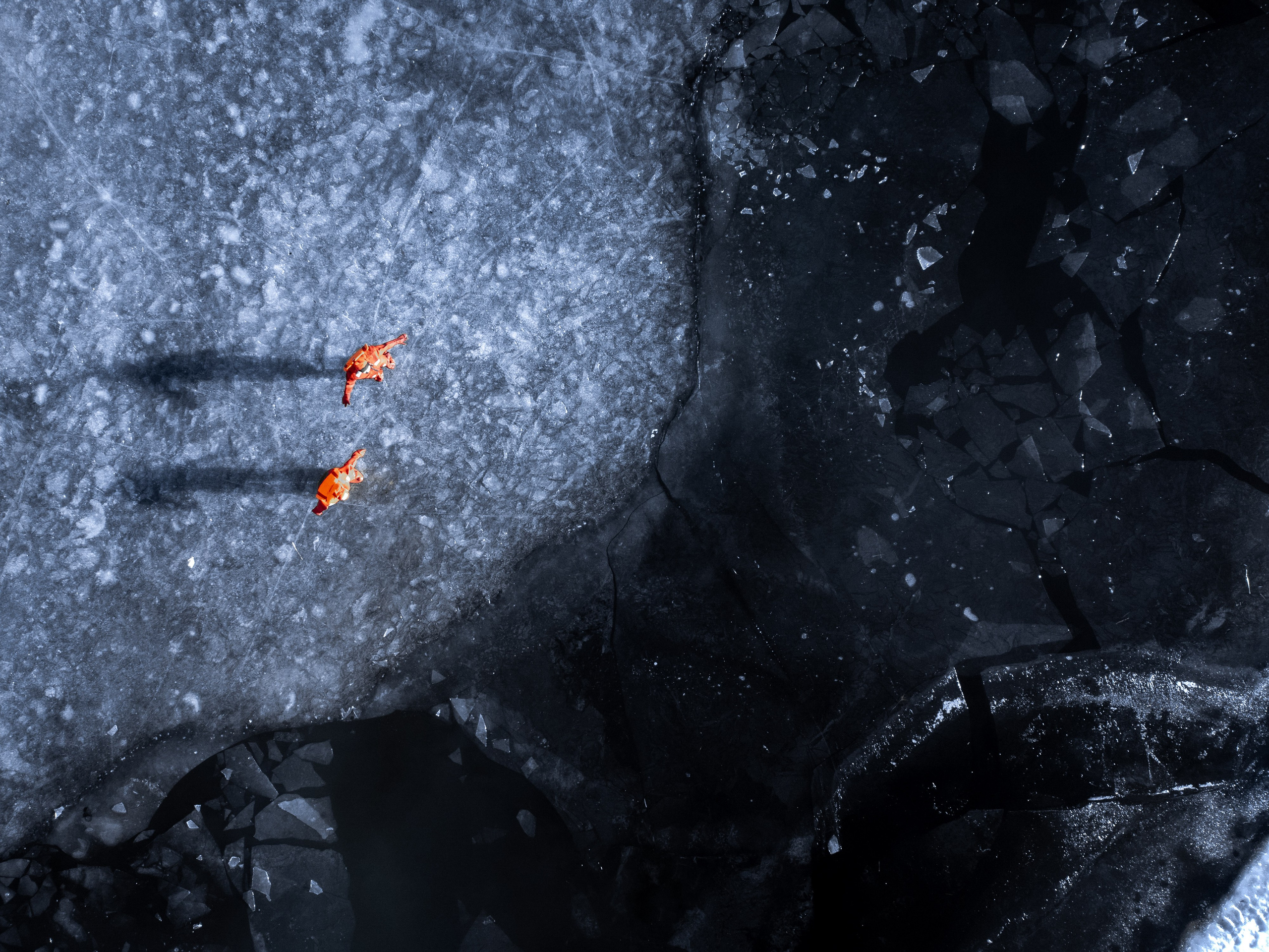 Люди купаются среди льдин, в спасательных оранжевых термо костюмах, айс флоатинг Ярославль