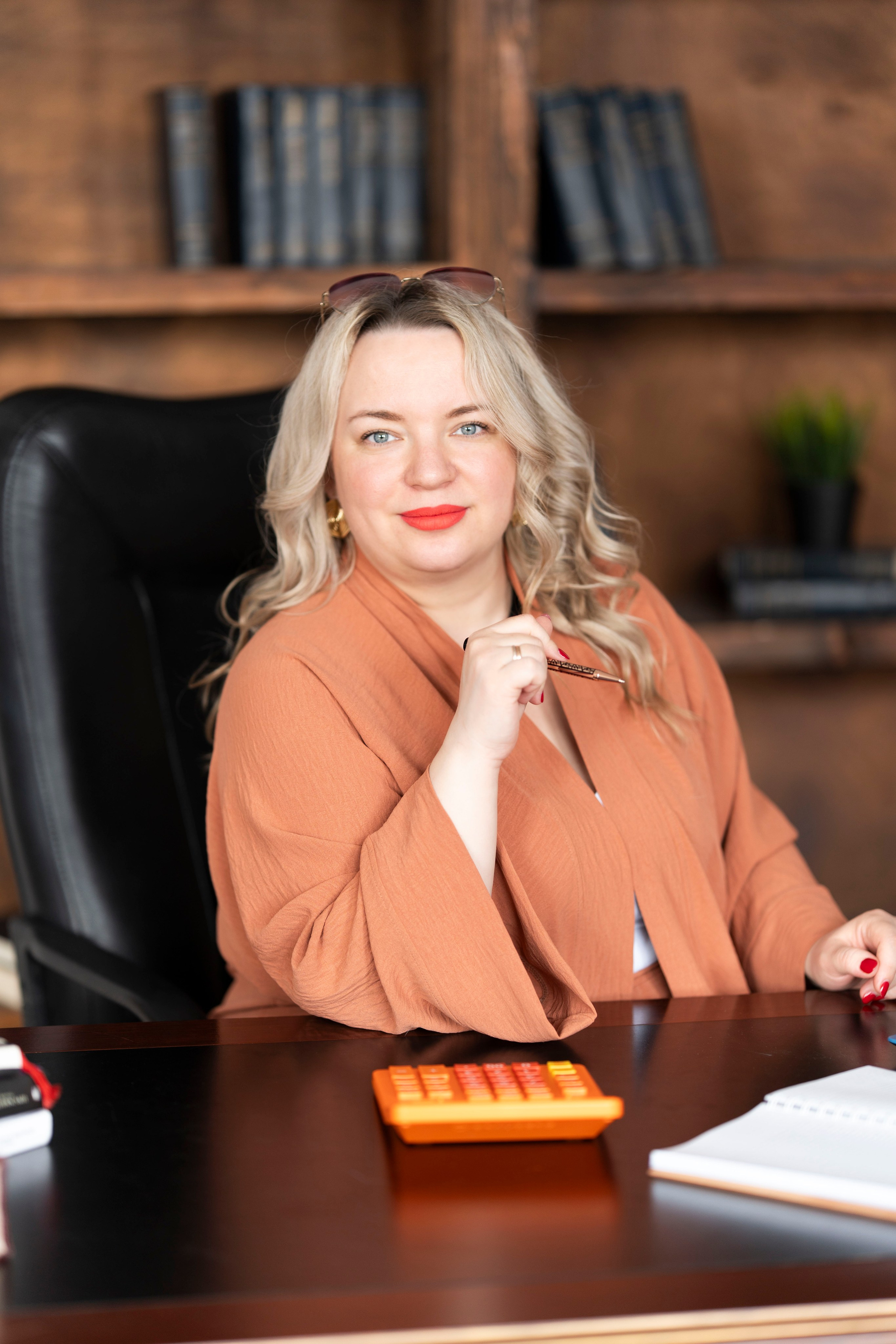 Анна. Владелица компании по бухгалтерскому учету. Главная