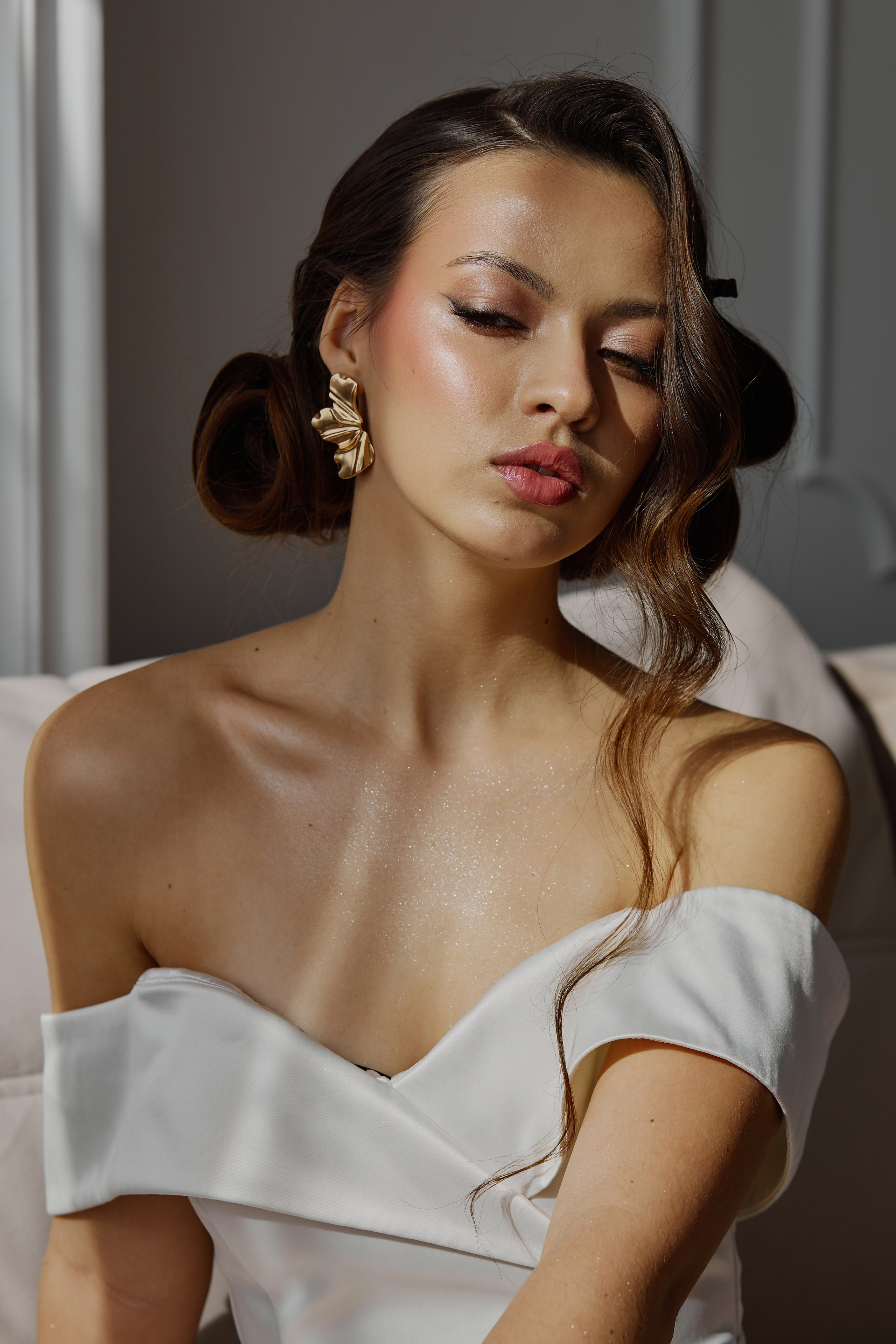 Индивидуальная фотосессия в Анапе для Алины в белом и черном платьях