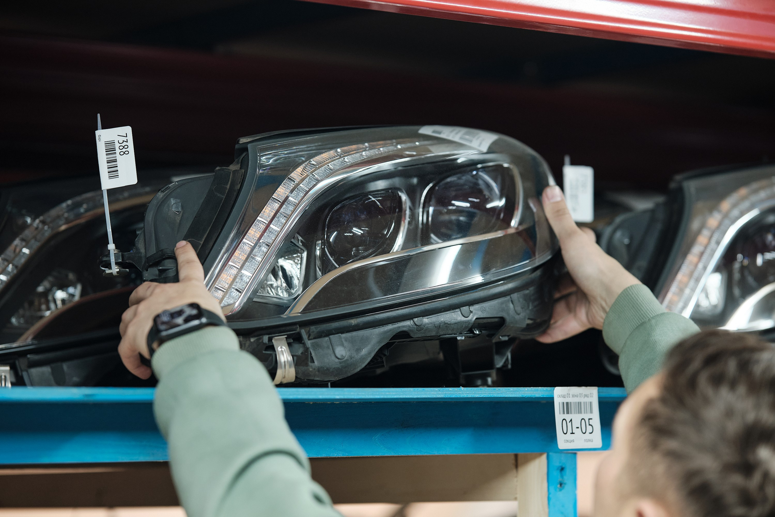 «Передняя фара Mercedes-Benz W213 правая оригинальная запчасть»«Левая LED фара для Mercedes-Benz E-Class W213 с адаптивным освещением»«Запчасть фара Mercedes-Benz S-Class W222 комплектная с блоком управления»«Оригинальная фара Mercedes-Benz GLC X253 правая с LED матрицей»«Передняя фара Mercedes-Benz C-Class W205 левая с дневными ходовыми огнями»«Фара Mercedes-Benz V-Class W447 правая с адаптивным дальним светом»«LED фара Mercedes-Benz GLS X167 левая оригинальная деталь»«Фара Mercedes-Benz A-Class W177 правая для замены, оригинал»«Передняя фара Mercedes-Benz GLE W167 левая с системой MULTIBEAM LED»«Запчасть фара Mercedes-Benz CLA C118 правая с динамическими поворотниками»