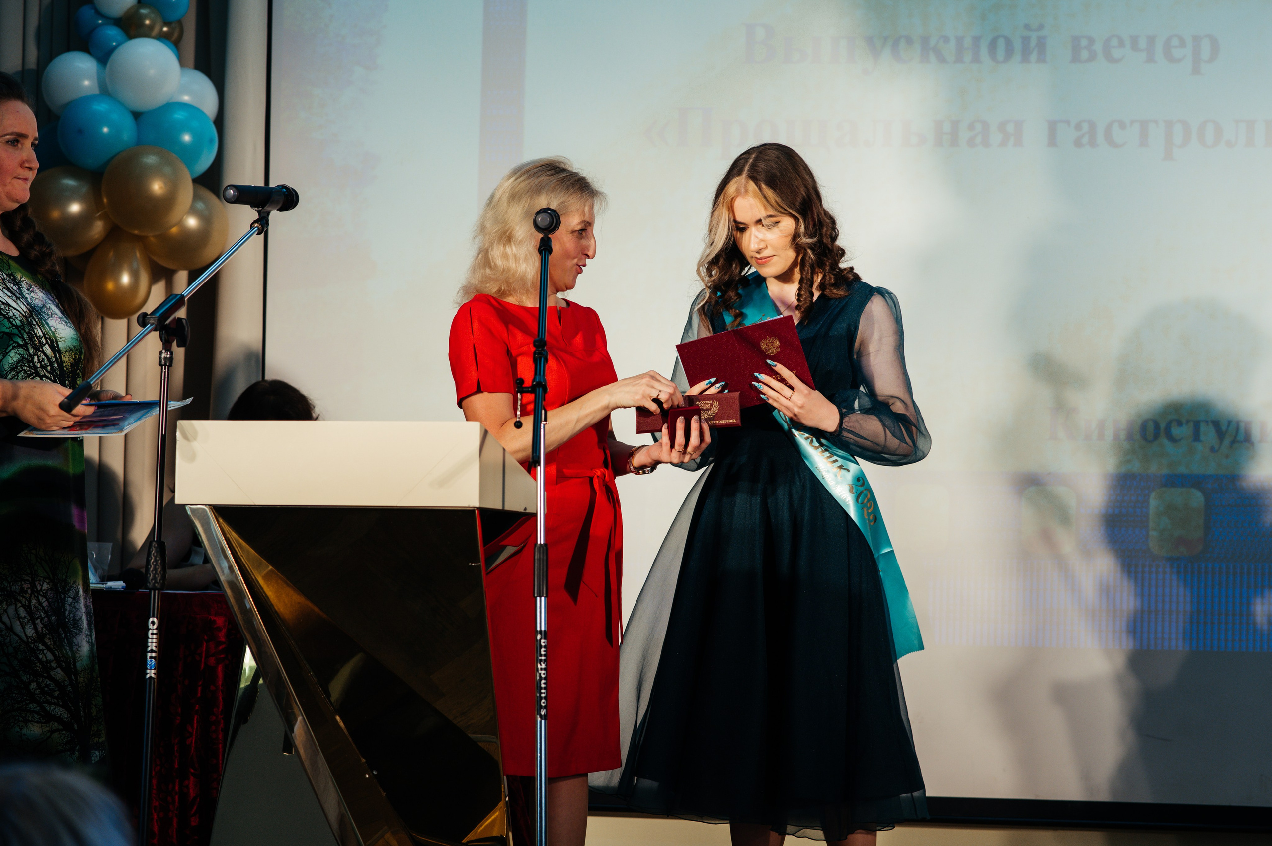 Вручение аттестатов. Выпускные альбомы в Подольске Москве и МО