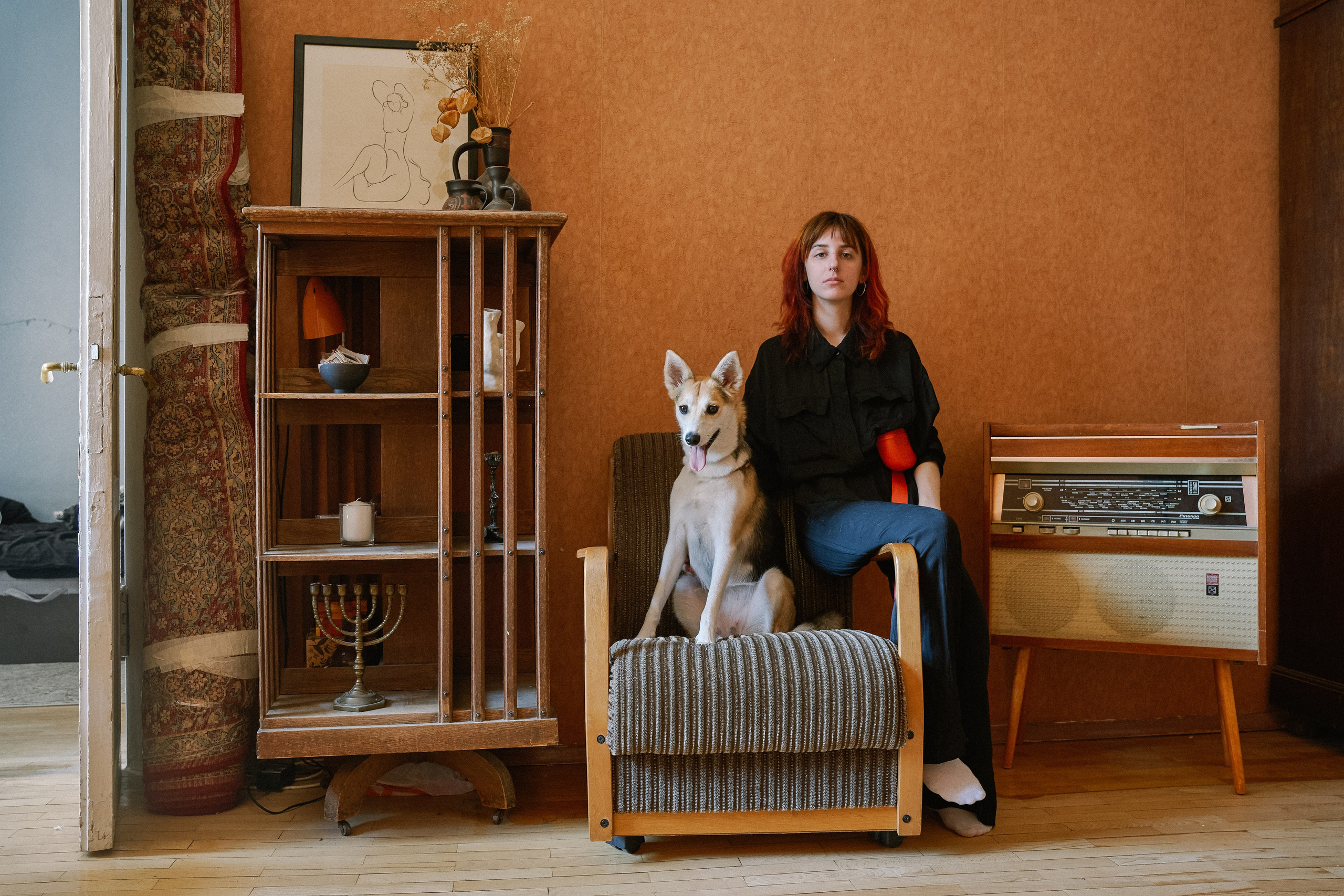 Вика и Фроша. Санкт-Петербург, 2024. Фроше было 8 месяцев, когда Вика забрала её из приюта. Собака оказалась очень активной, но с набором фобий, от которых частично удалось избавиться благодаря хорошему кинологу. Сейчас Фроше полтора года, она любит грызть поддельную обувь (оригинальную почему-то не ест) и всё ещё опасается выходить из дома