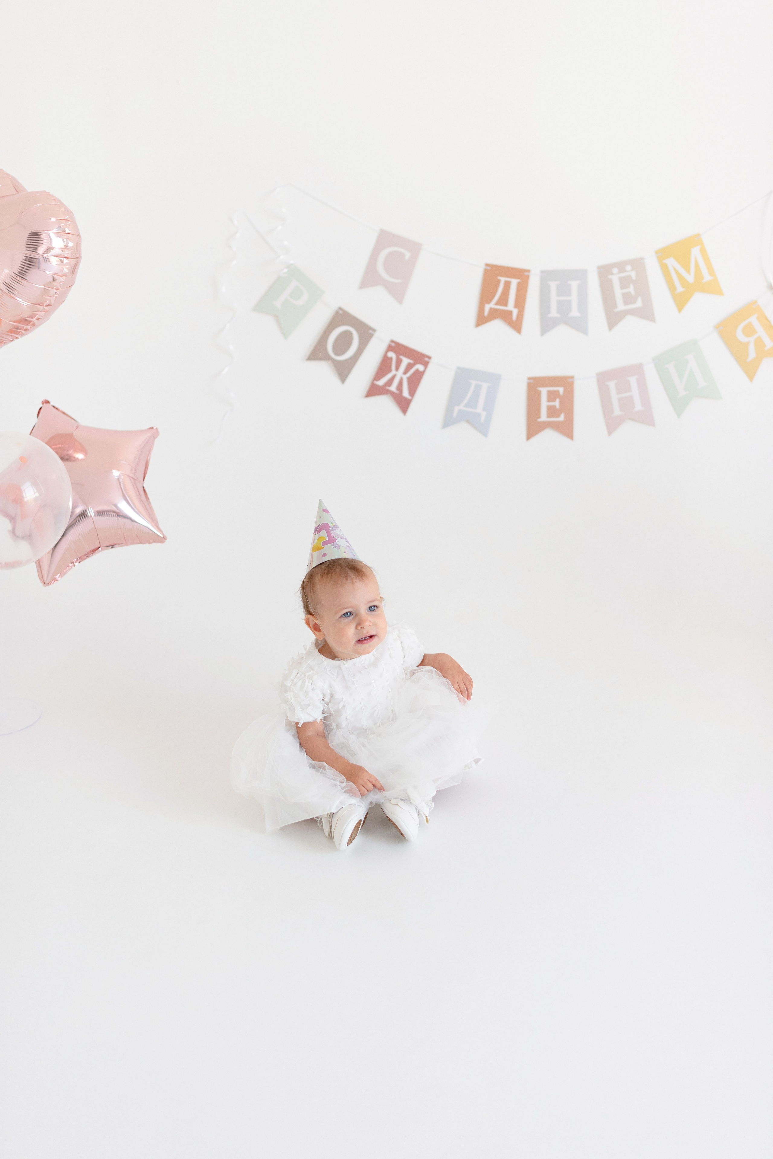 Фотосессия дня рождения малыша в студии, торт, воздушные шары, мыльные пузыри, профессиональный фотограф в Сургуте и Нефтеюганске.