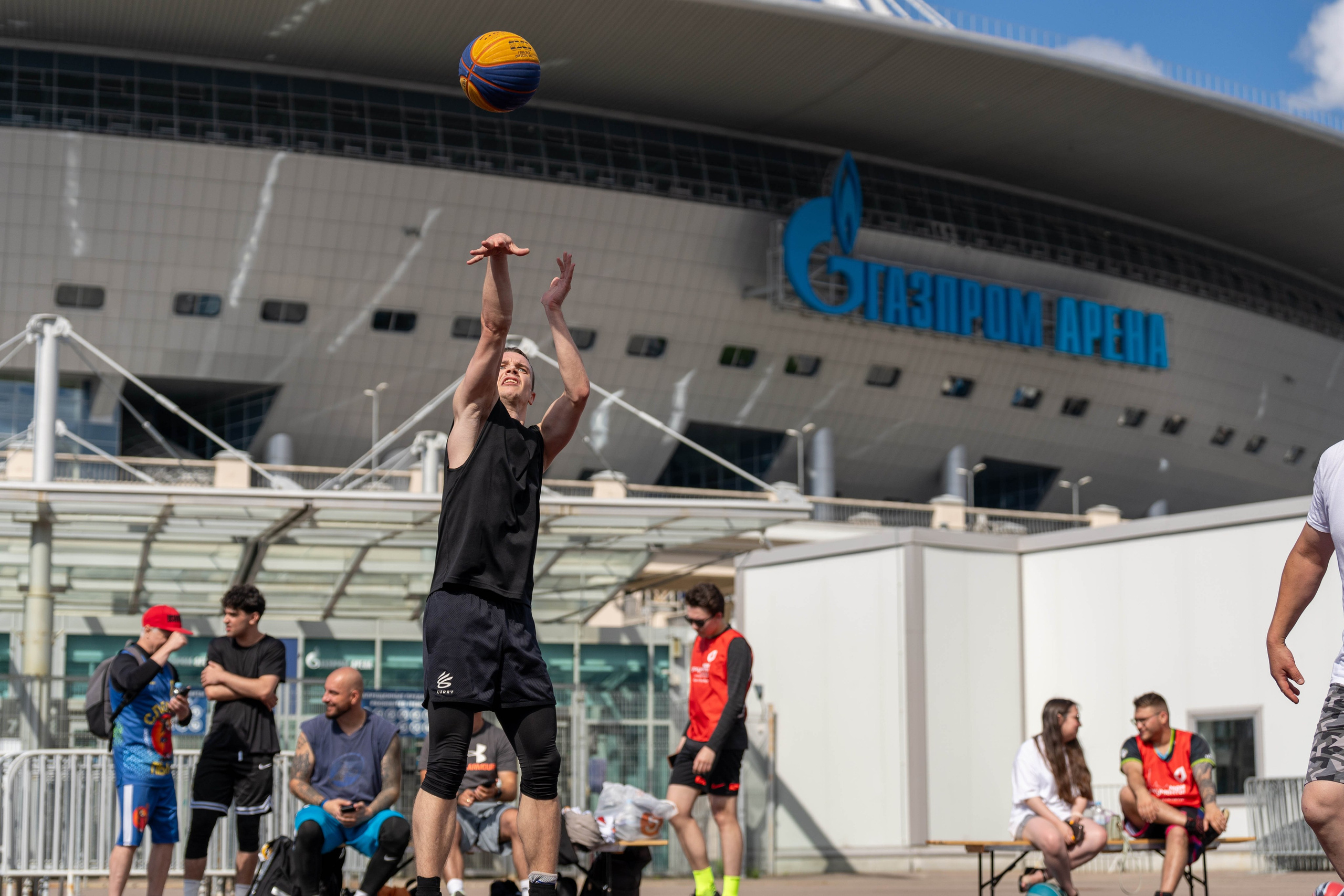 Бросок баскетболиста 3х3 у Газпром Арены – спортивный фотограф Санкт-Петербург