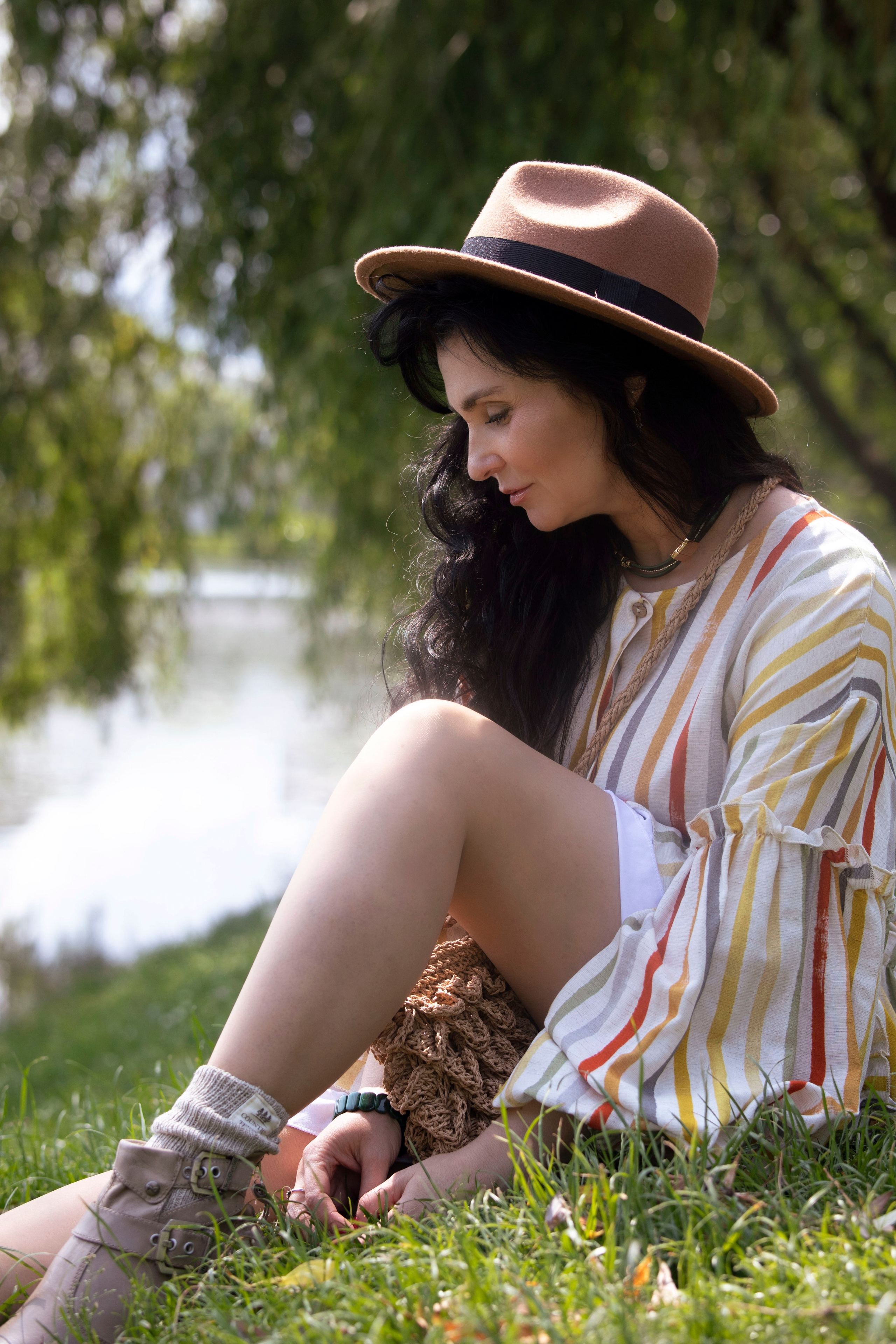 женщина сидит в парке