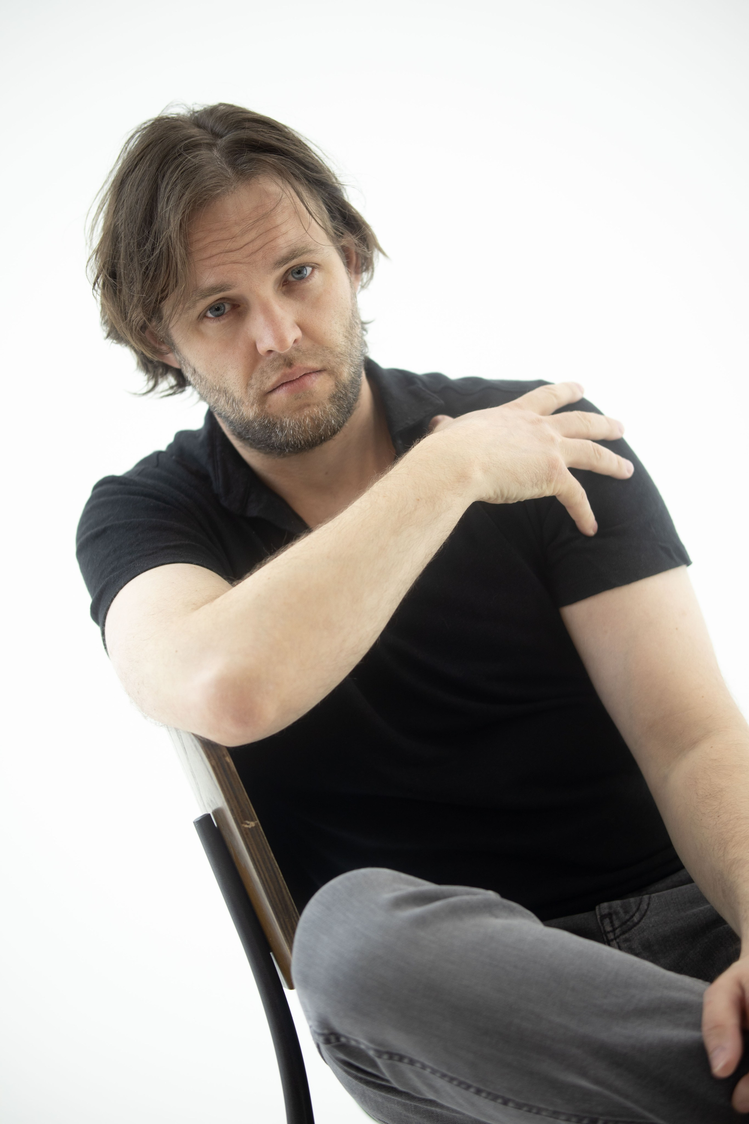 портрет мужчины в студии