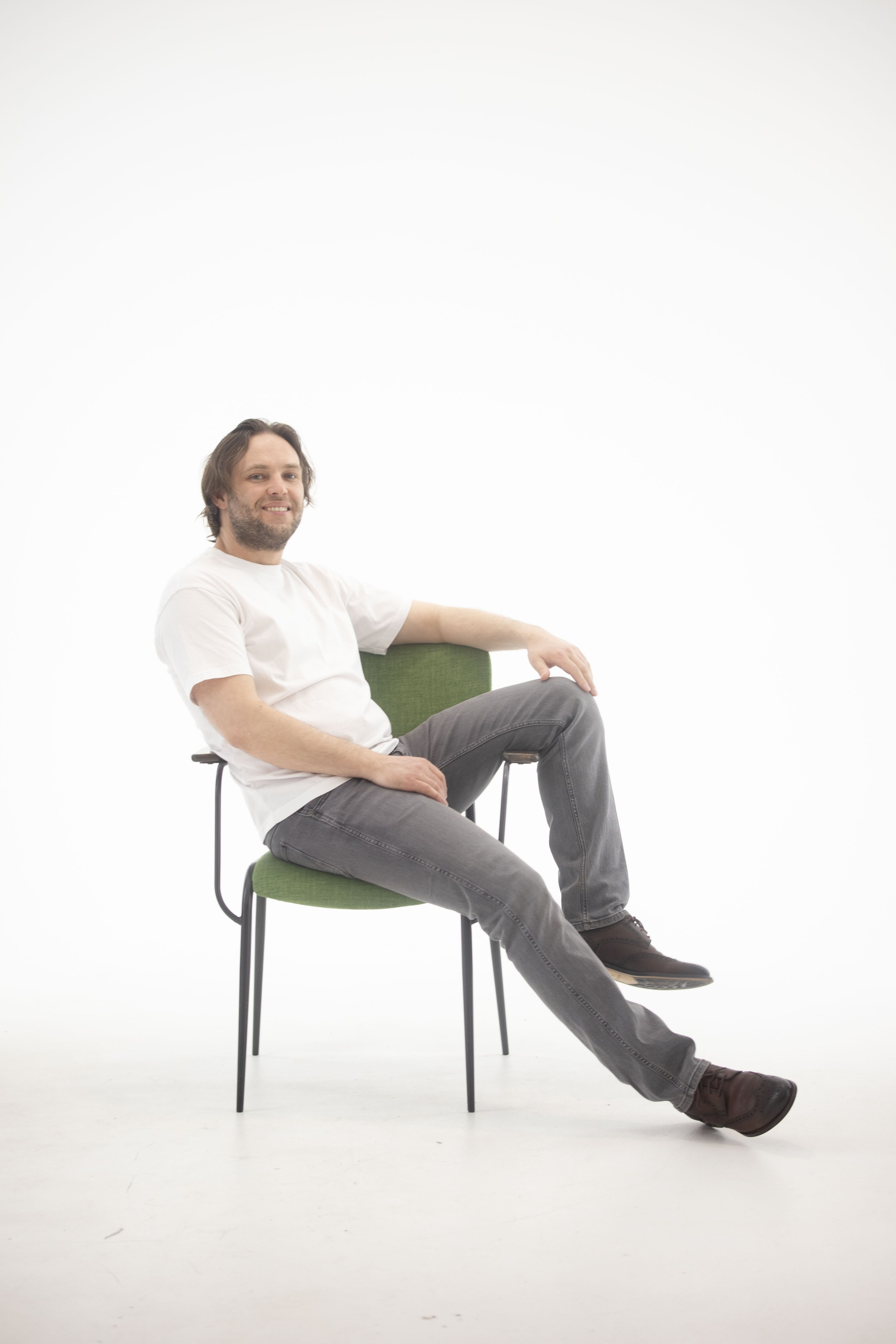 портрет мужчины в белой футболке