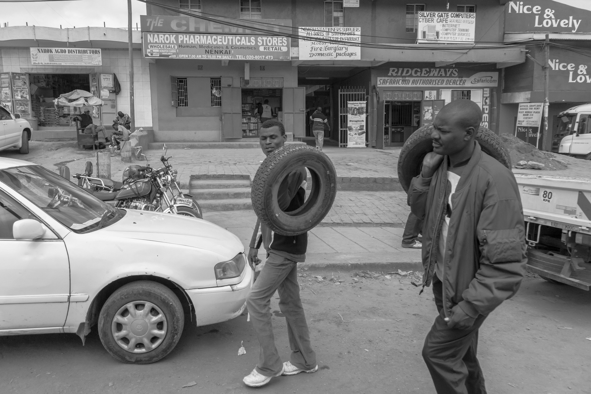 Кения. На обочине дороги. Фотограф Алексей Скоробогатько