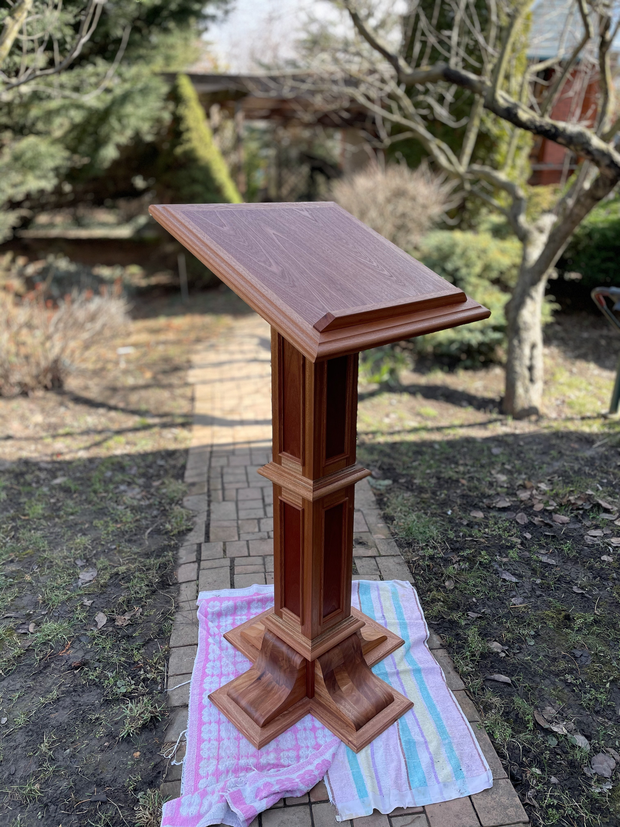 Эксклюзивные аналои и храмовая мебель полностью ручной работы