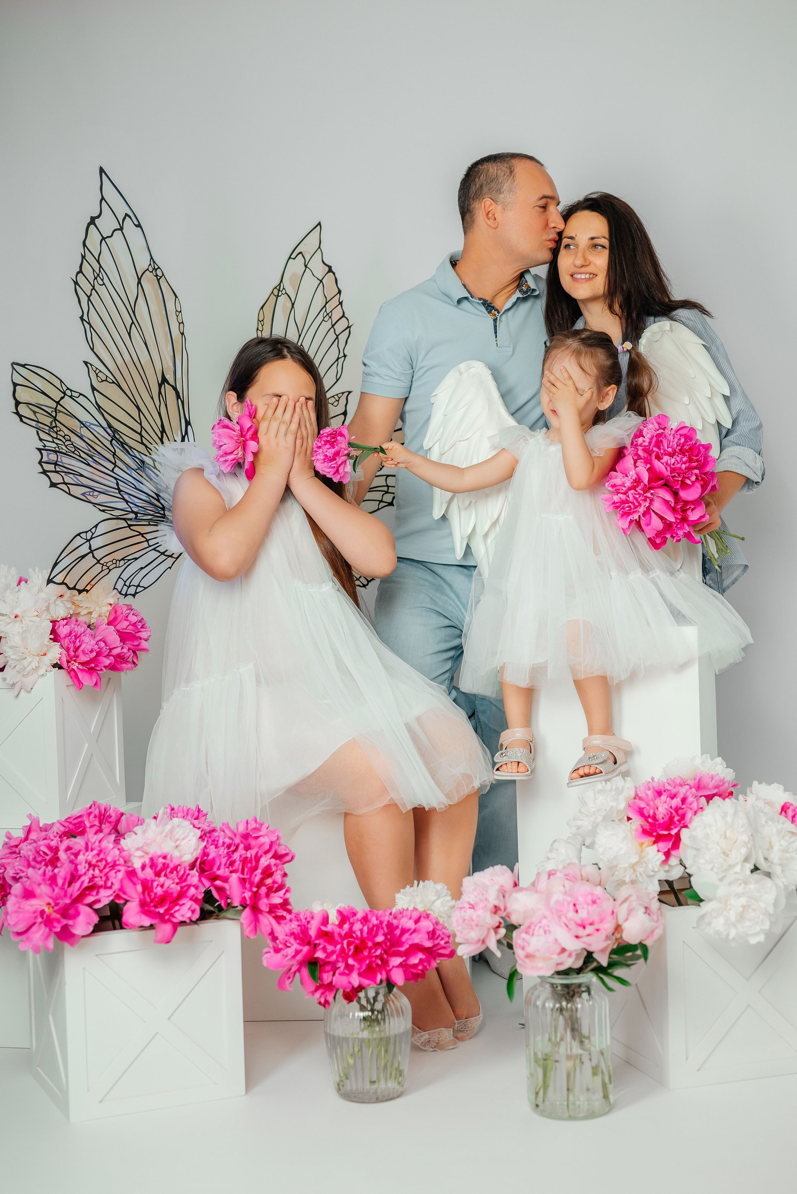 Семья в пионах. Семейный фотограф в Краснодаре