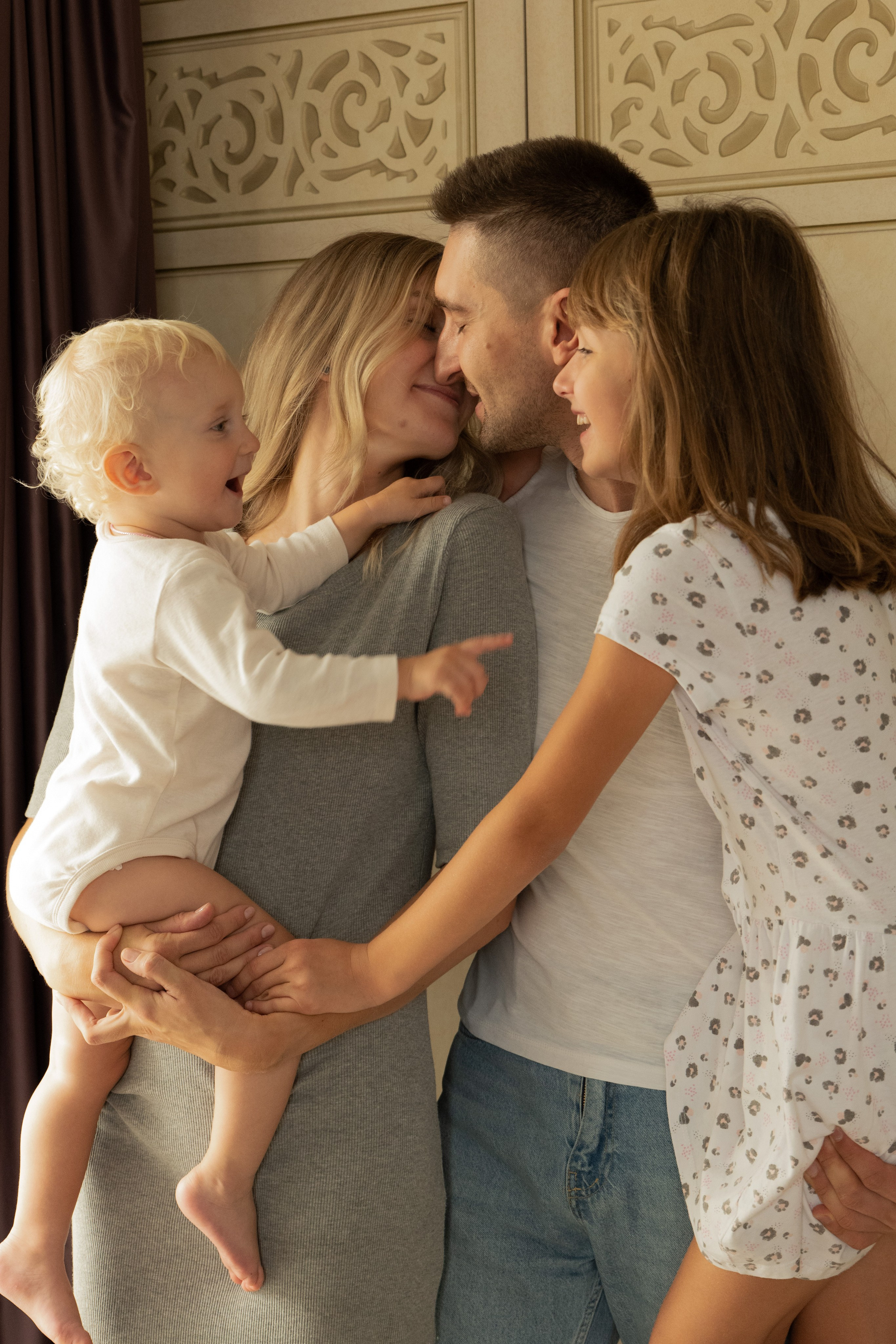 Семейная фотосессия дома. Фотограф видеограф Ольга Василевская