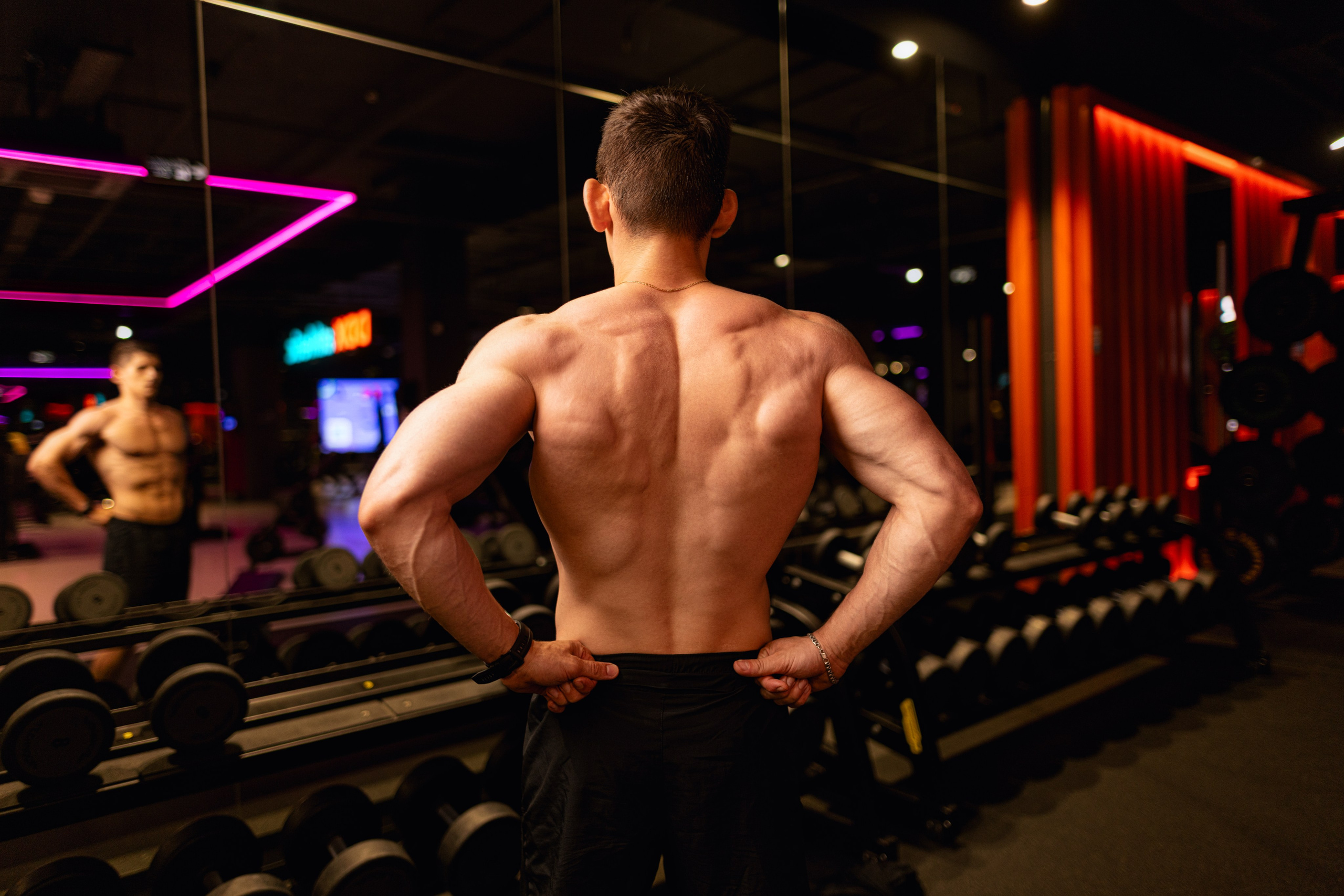 Фотосет в Владом в тренажерном зале для контента. Дмитрий Шульгин, портретный фотограф в Воронеже