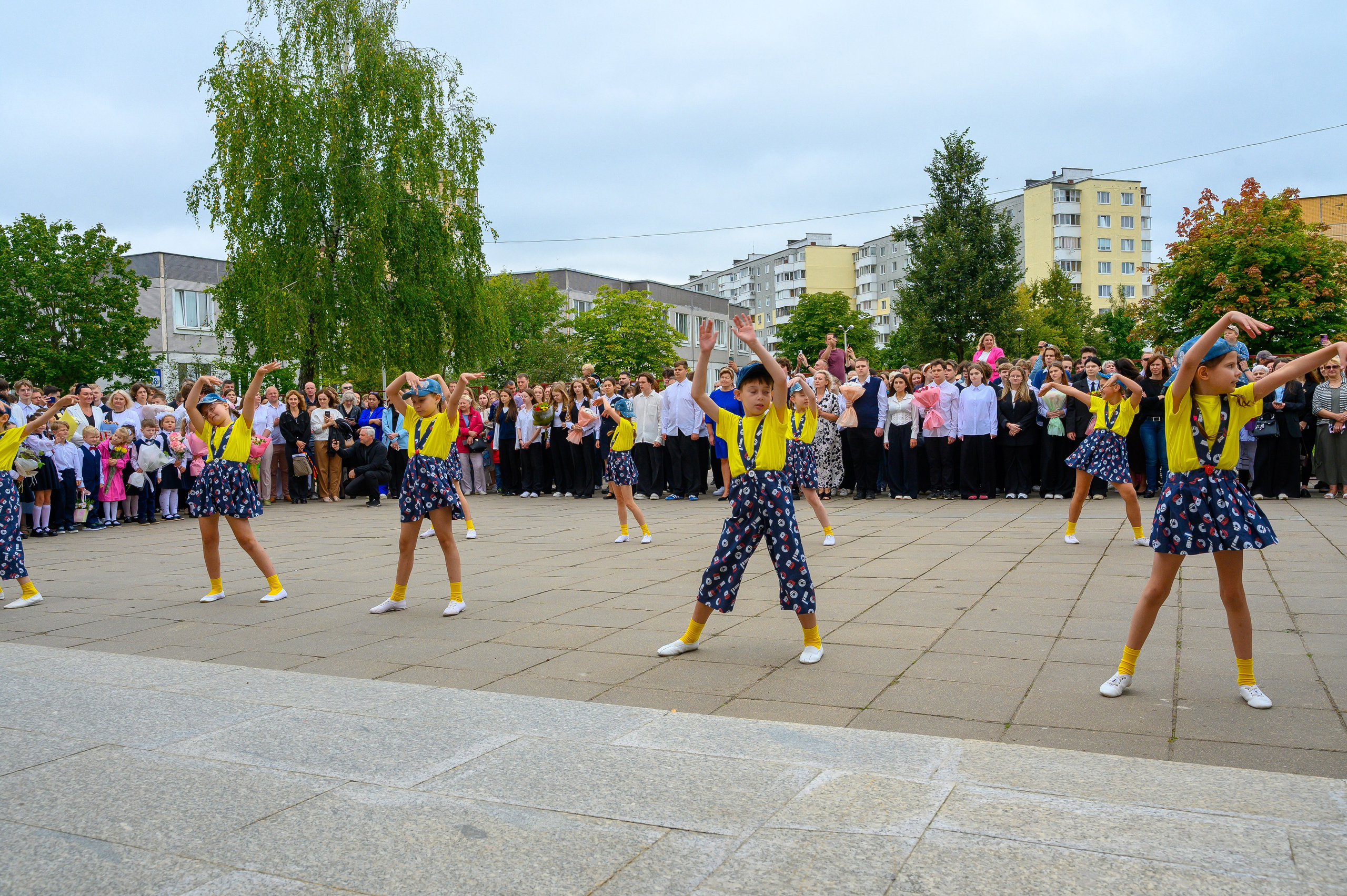Вот звучит первый звонок, перед этим долгое приготовление к новому этапу в жизни, Яромир идет в школу. Фотоуслуги, услуги фотографа, фотографирование важных событий