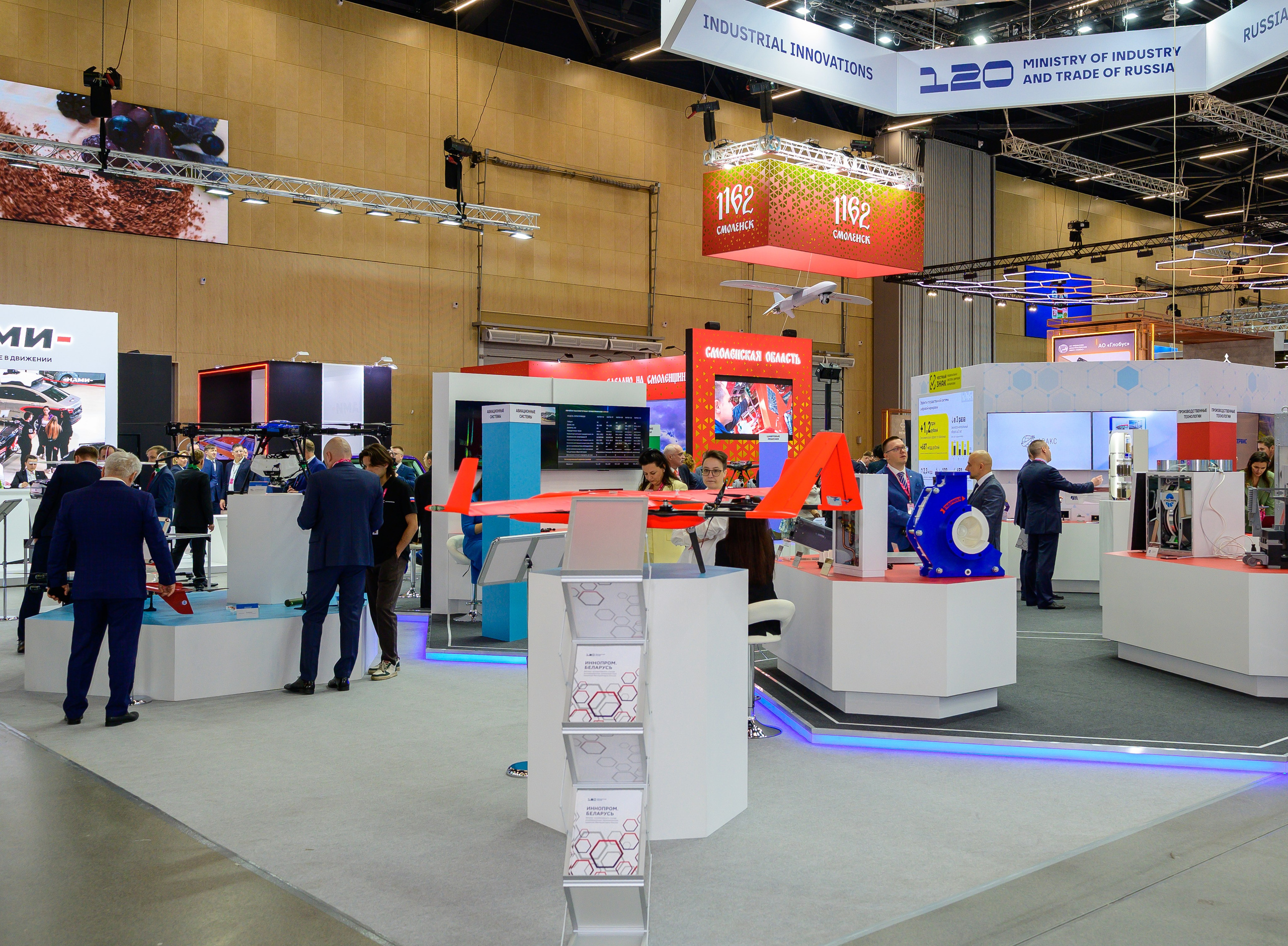 «ИННОПРОМ. Беларусь» — это международная промышленная выставка, объединяющая представителей различных отраслей промышленности, инновационных компаний, инвесторов и государственных структур. Это уникальная платформа для обмена опытом, внедрения новых идей и технологий, что способствует повышению актуальности отрасли и развитию сотрудничества между странами.#БольшаяпромышленнаянеделявМинске @belexpo_by@ph.andrey_puhach #bigindustrialweek #bigindustrialwee