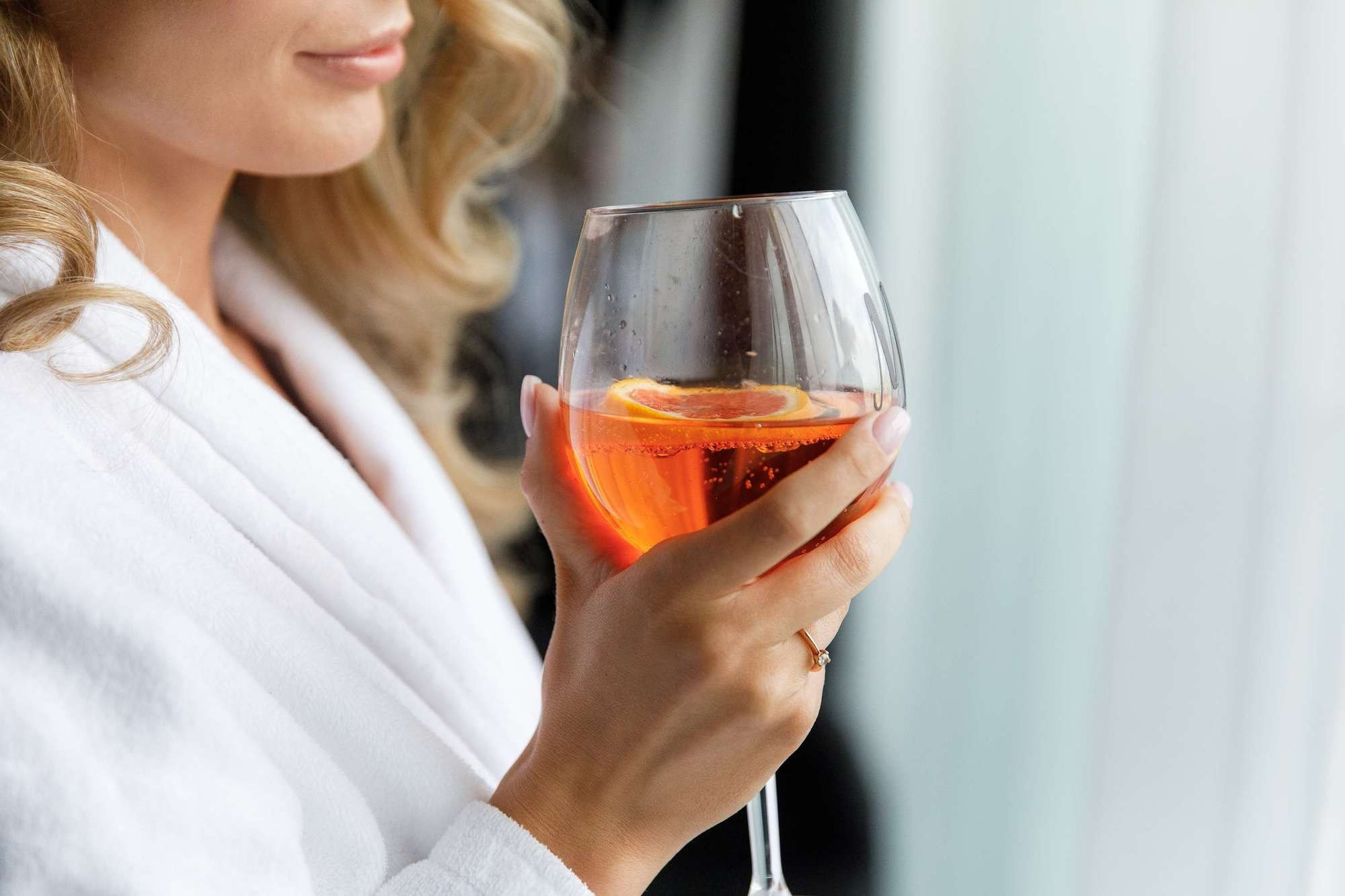 Бокал с Апероль Шприц в руках невесты