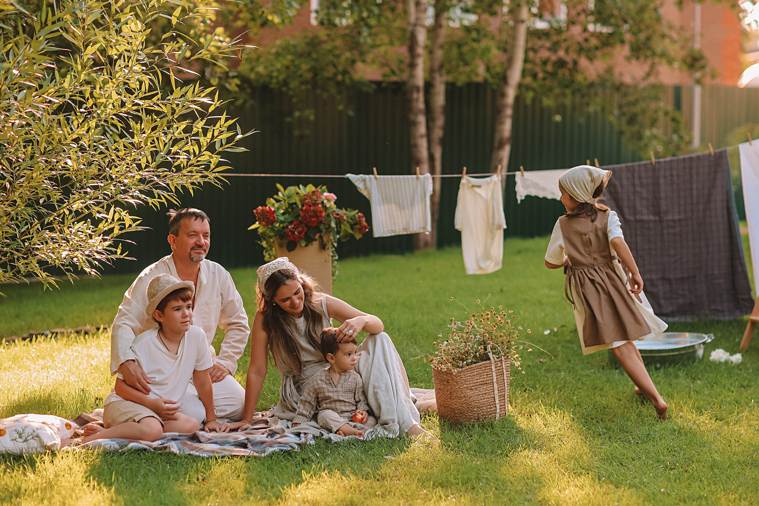 Стирка у дома. Семейный фотограф Тюмень, фотограф на роды Салмина Мария