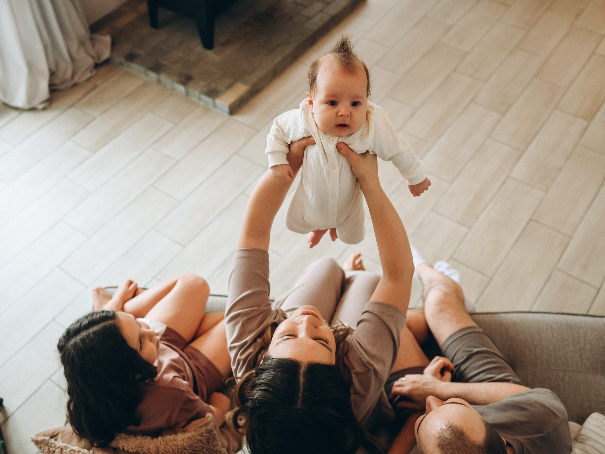 Семейная фотосессия с малышом, с новорожденным, фотосессия в Екатеринбурге, фотосессия в доме, домашняя фотосессия в стиле лайф, фотосессия. Семейный и детский фотограф в  г. Екатеринбурге Холодова Юлия