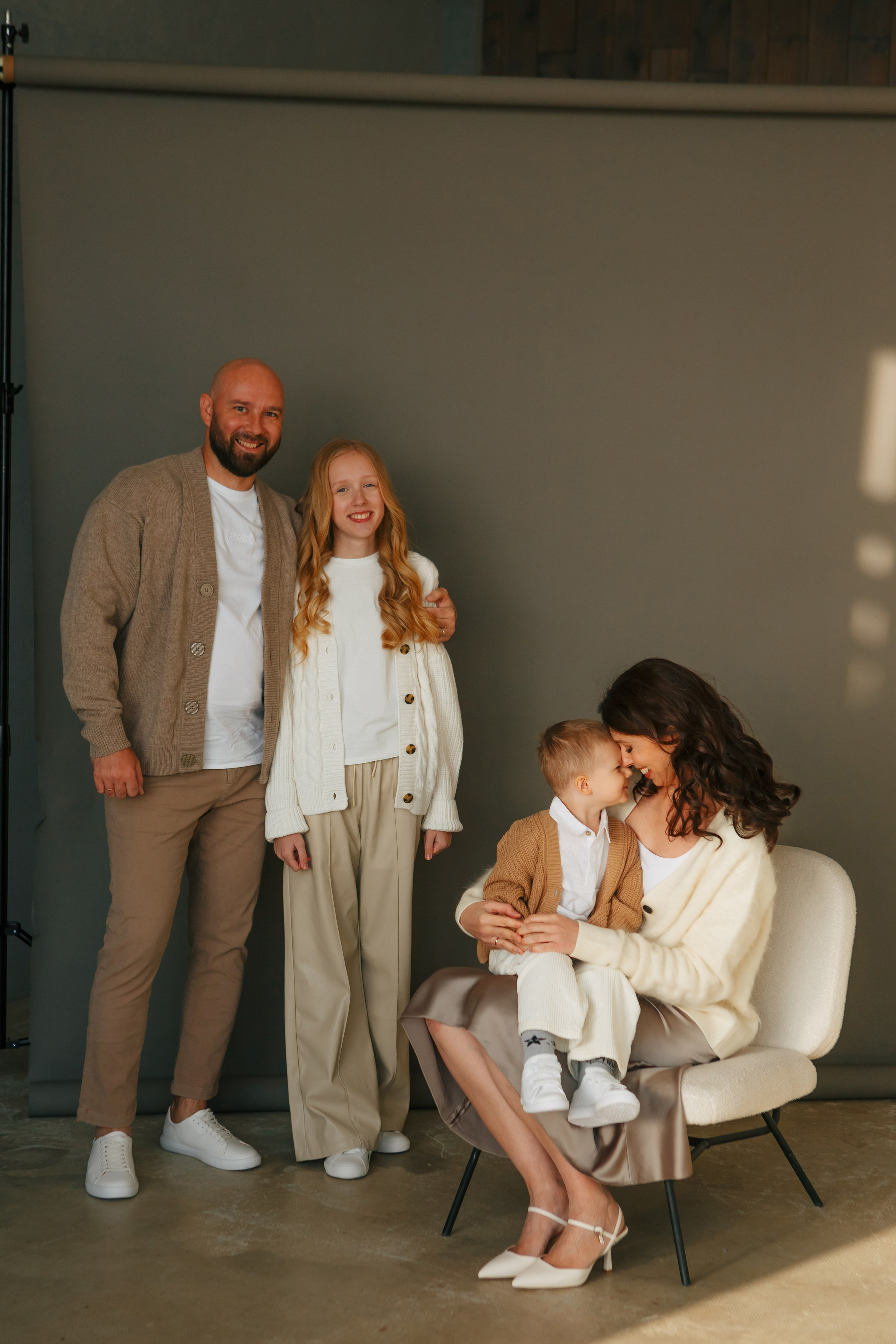 Семейная фотосессия в минималистичном стиле. Фотограф Александра Рышкова