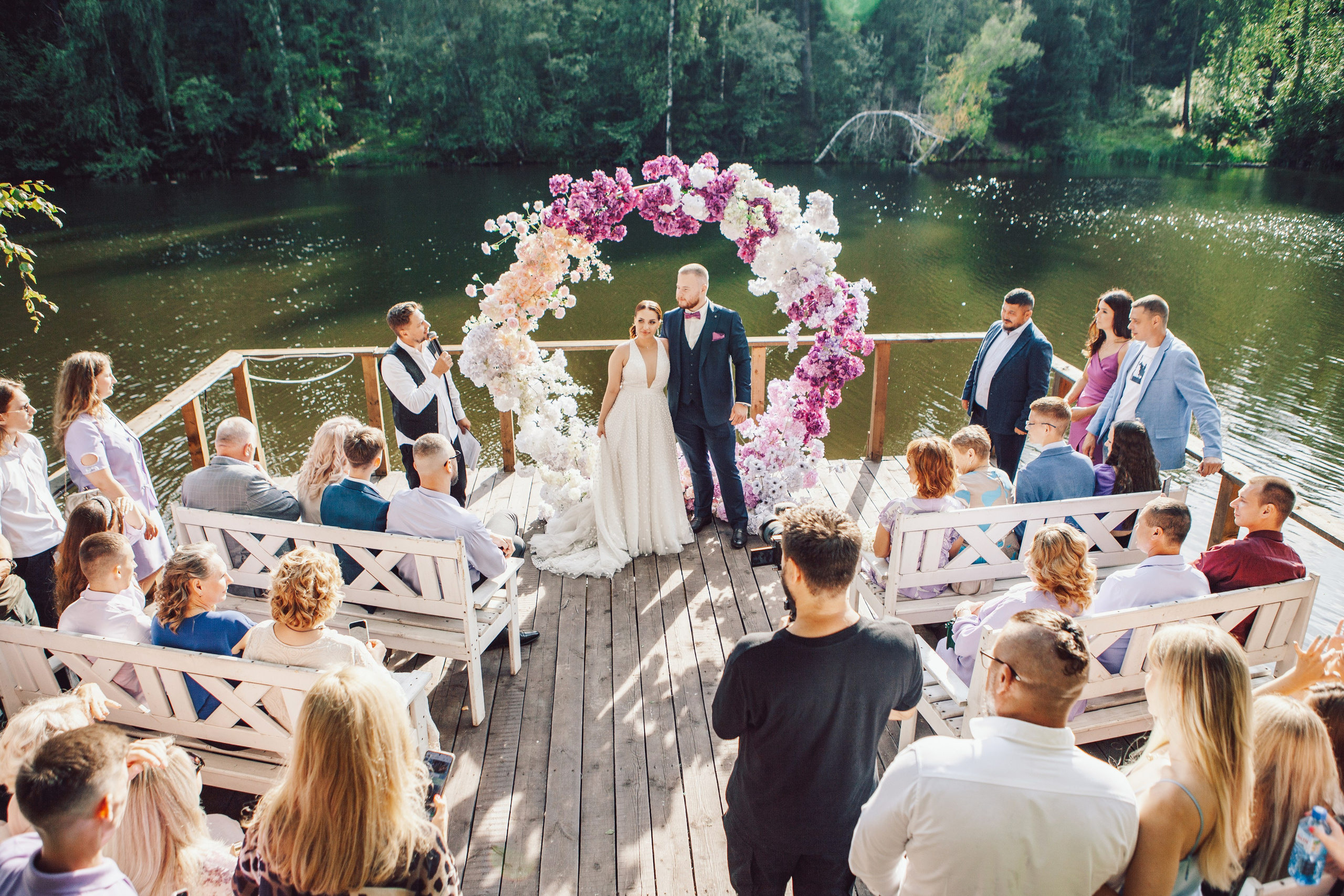 красивая выездная регистрация брака на фоне реки под открытым небом