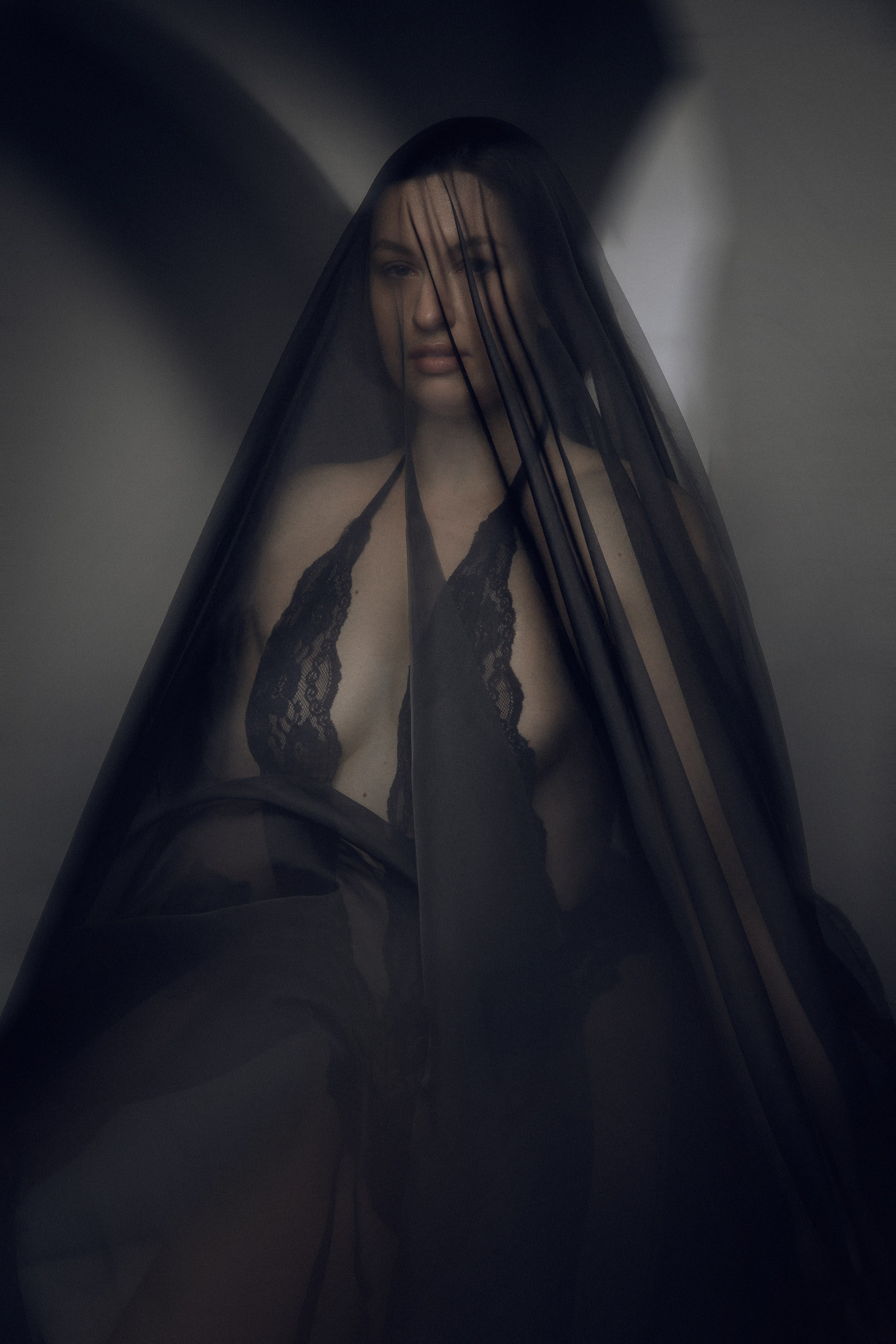 Фотосессия в в студии: загадочная принцесса с короной и вуалью.