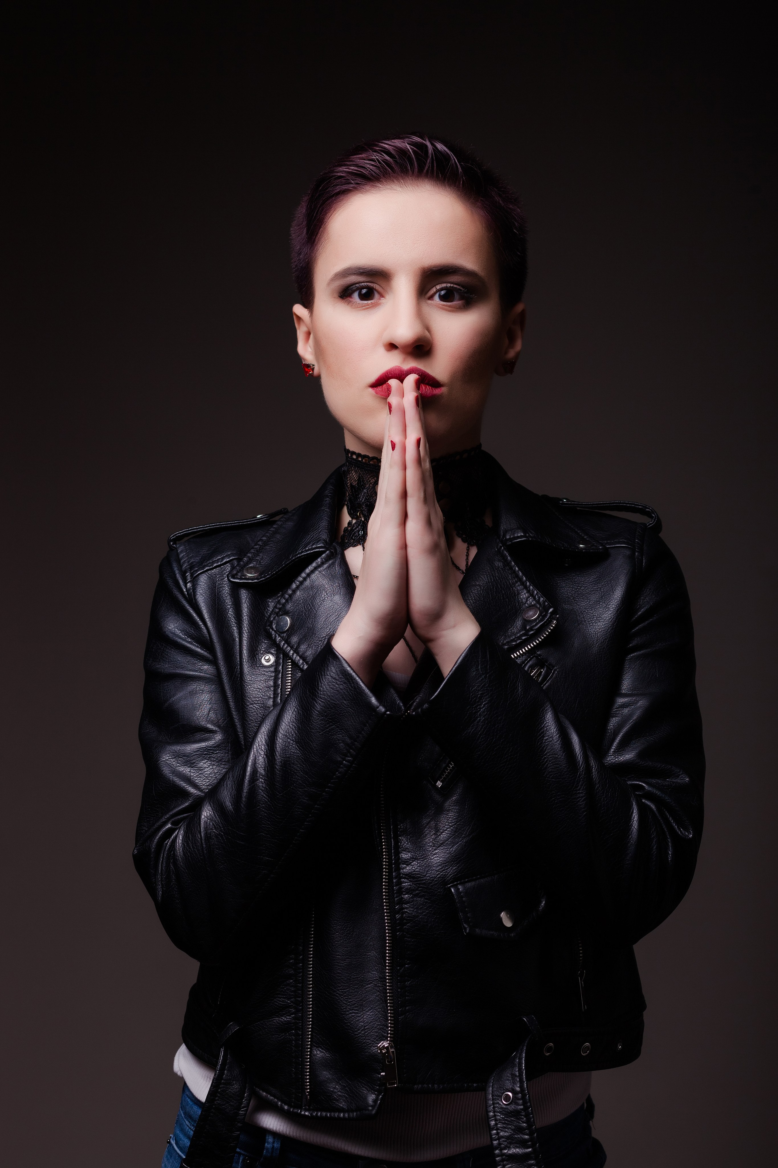 Стильный портрет девушки С короткими волосами в чёрной кожаной куртке