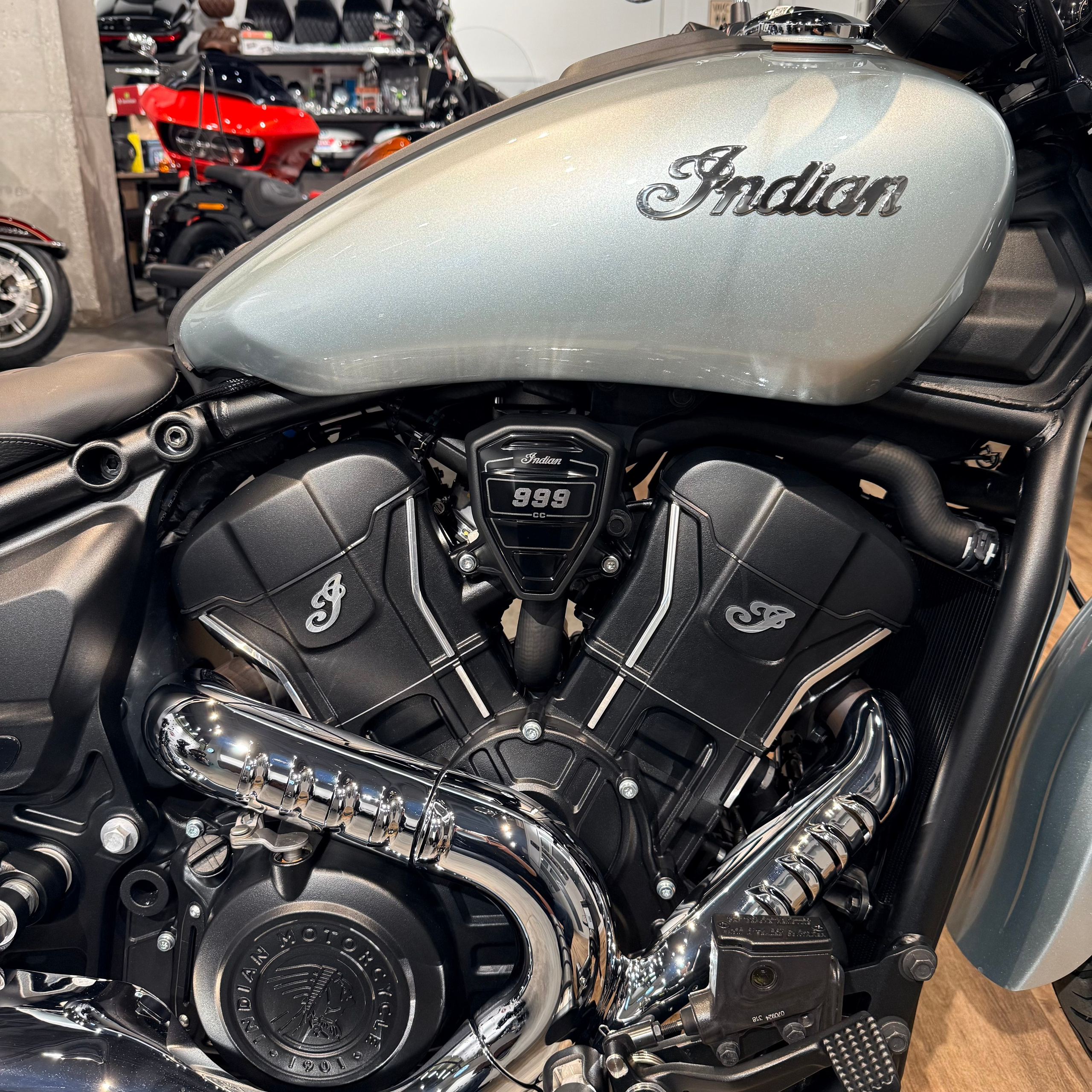 2025 NEW INDIAN Scout Sixty Limited Silver Quartz. Hello Davidson, Москва. Только хорошие мотоциклы…