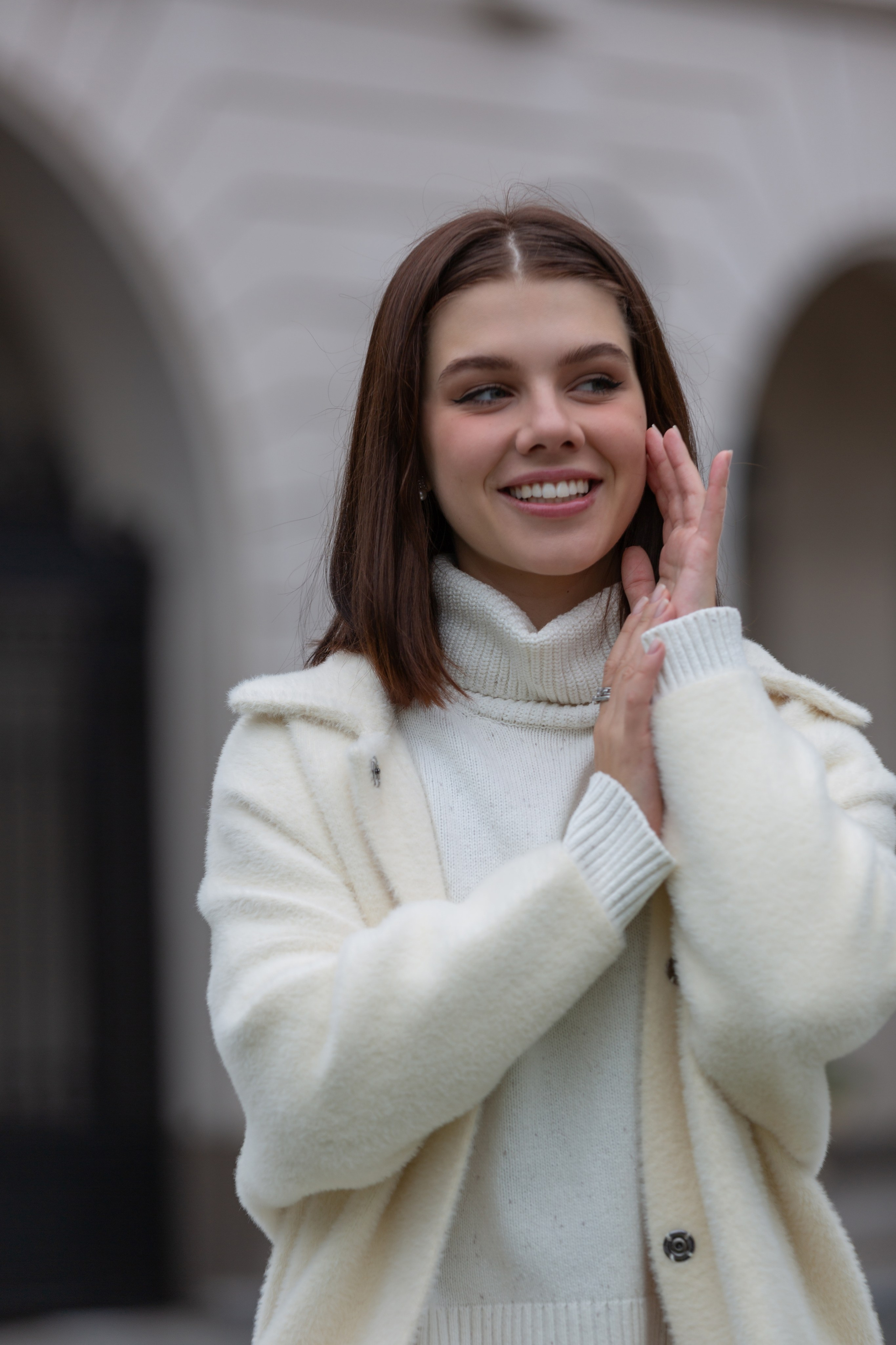 Городская женская фотосессия — задумчивое настроение и мягкий свет