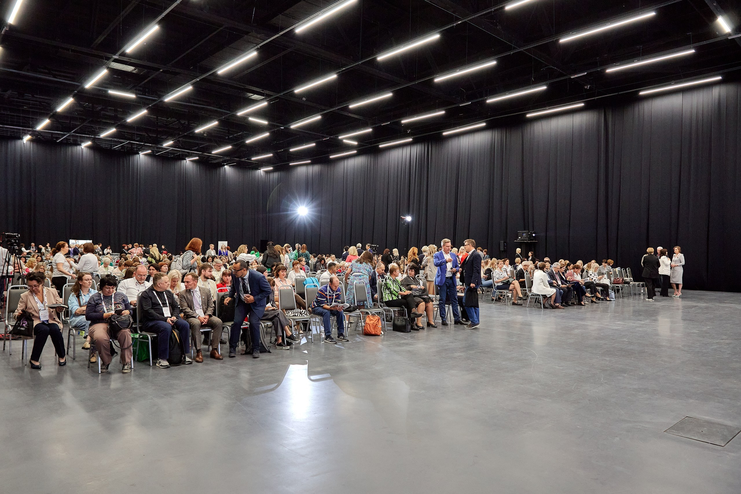 Стенд компании Angelini Pharma / Конференция РАРЧ 2023. Антон Артюшин, портретный фотограф. Москва