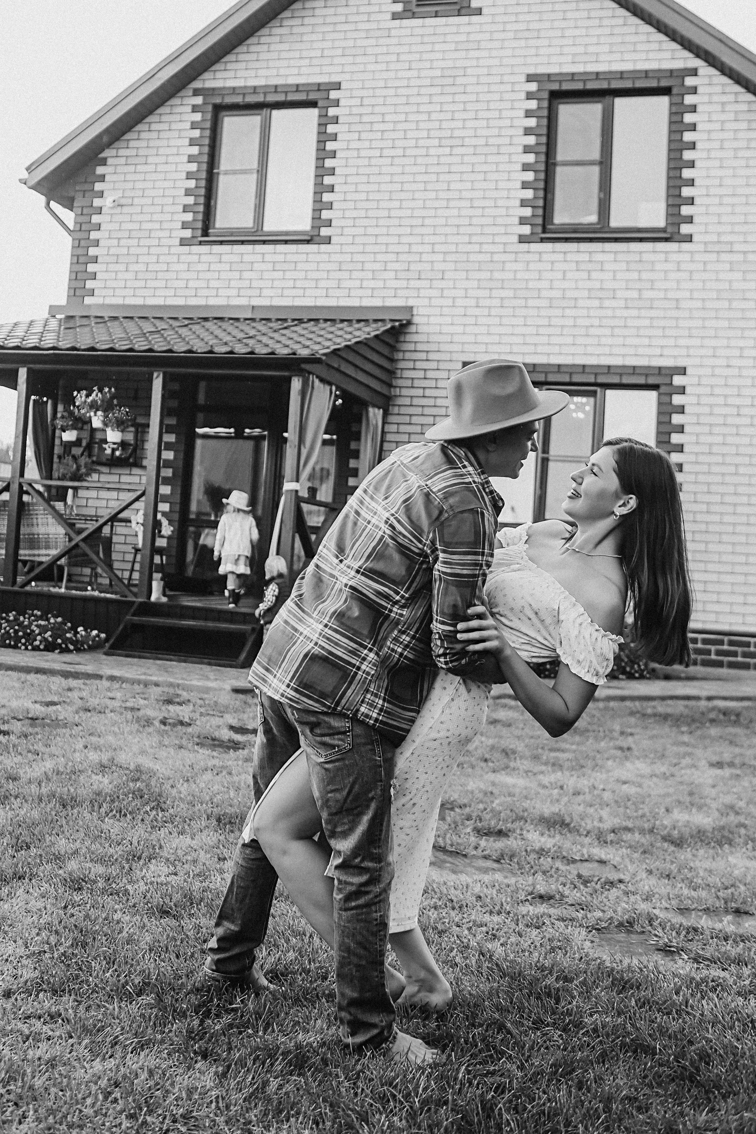 У дома. Семейный фотограф Тюмень, фотограф на роды Салмина Мария