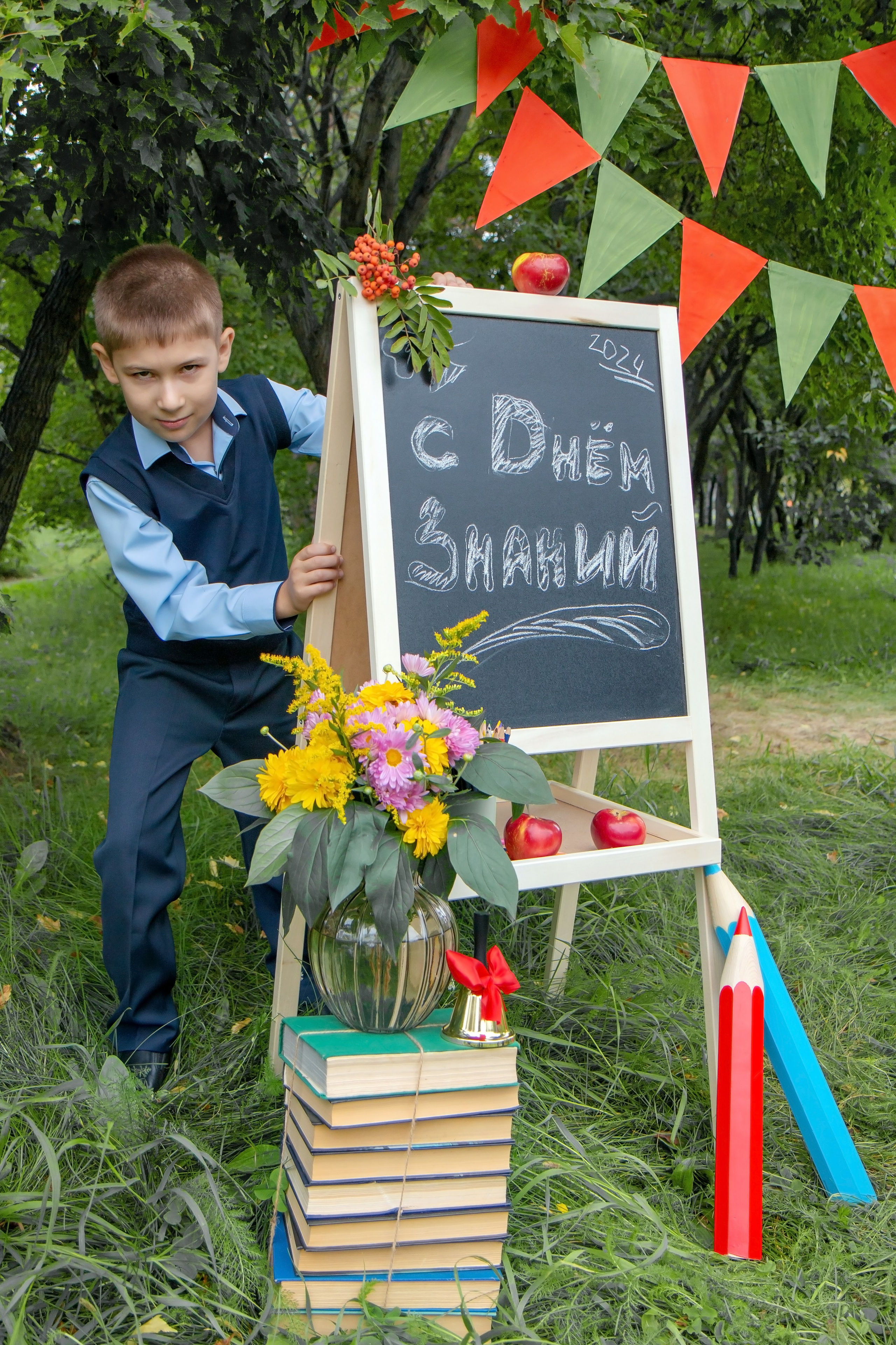 Школьная фотосессия на улице. Фотограф в Шелехове, лучшие выпускные альбомы в Шелехове