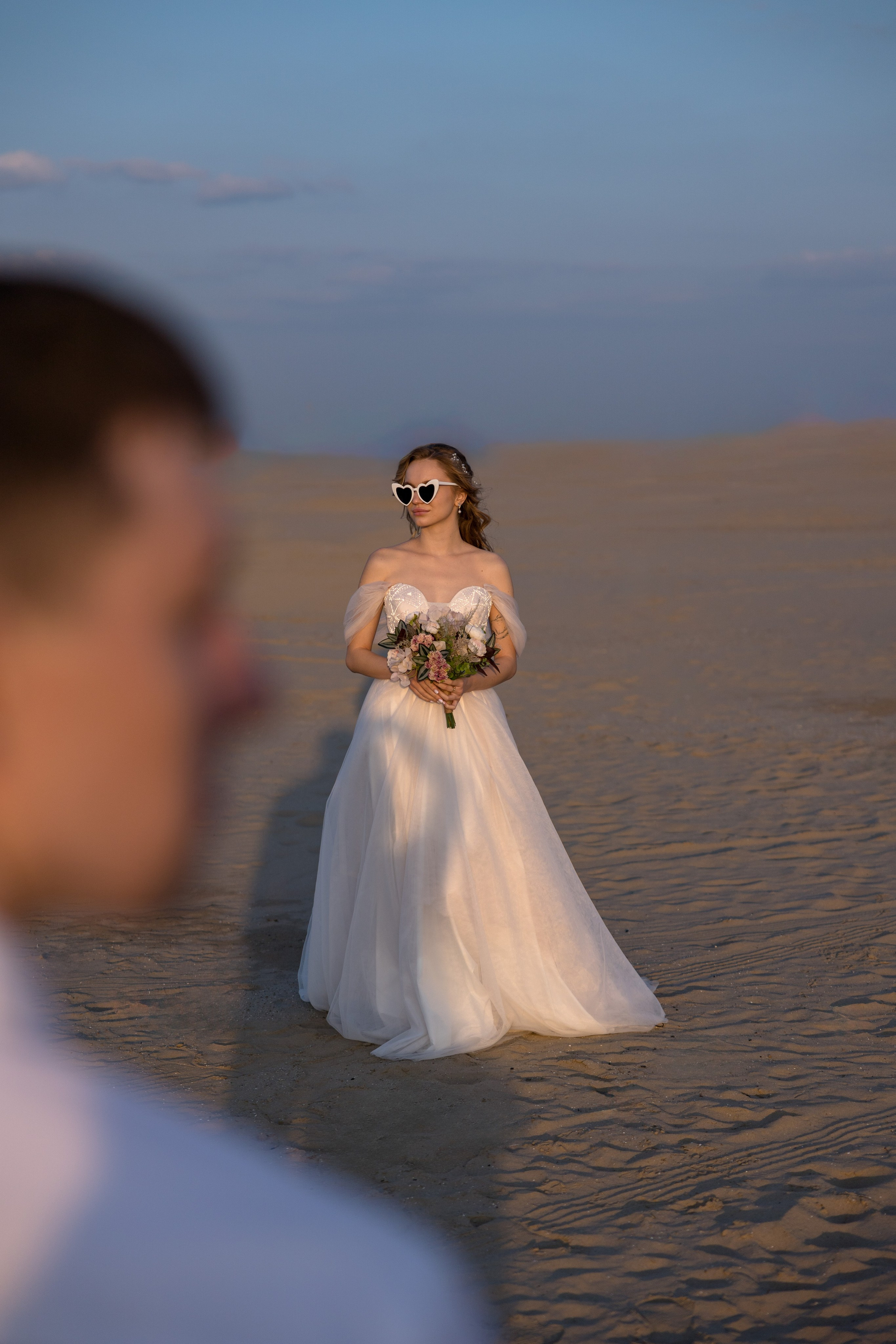 Свадебная фотосессия на берегу. Свадебный фотограф Астрахань