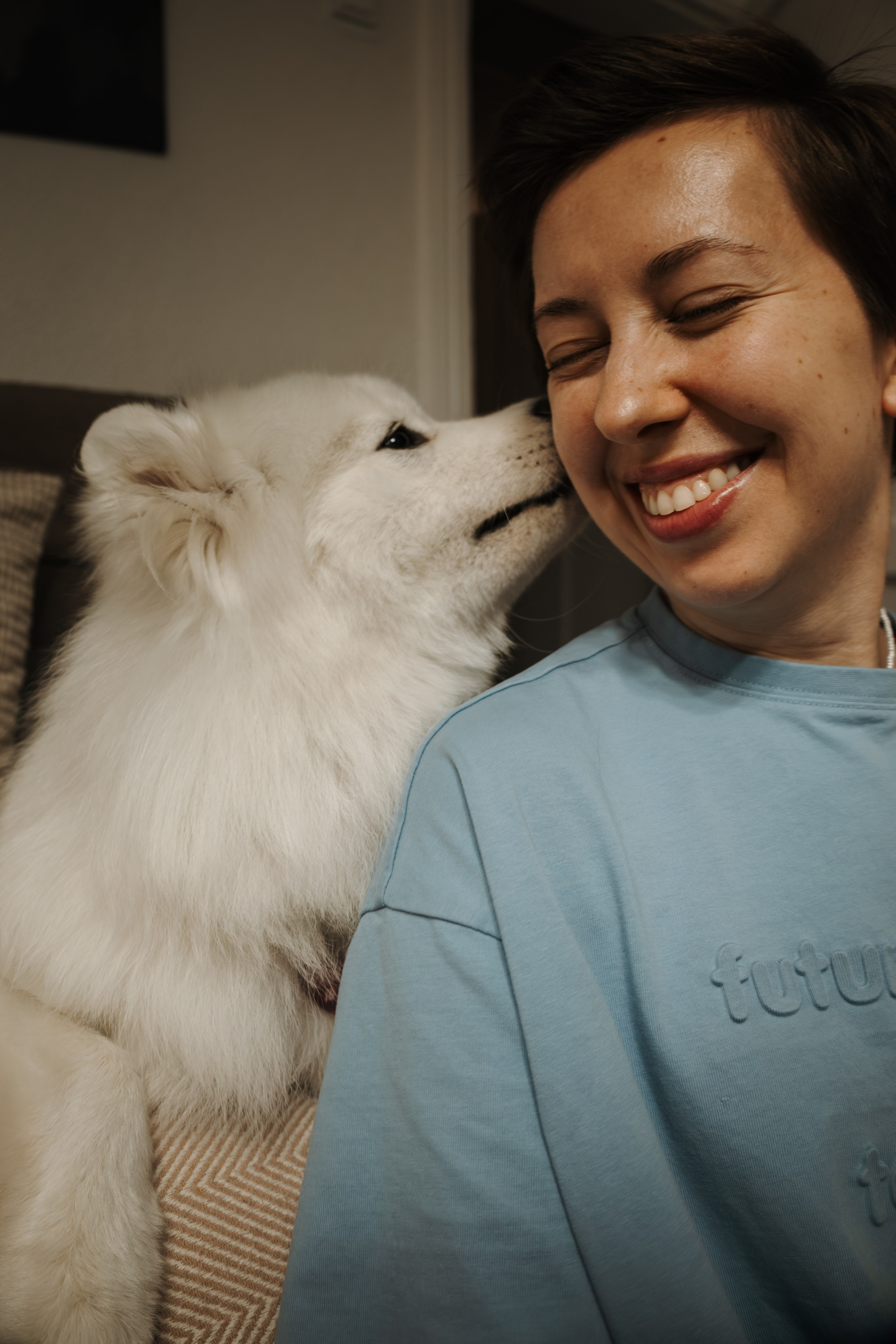 Домашняя фотосессия девушки с собакой и пара фото в дождливый день. Фотограф-анималист в Москве Екатерина Тихонова