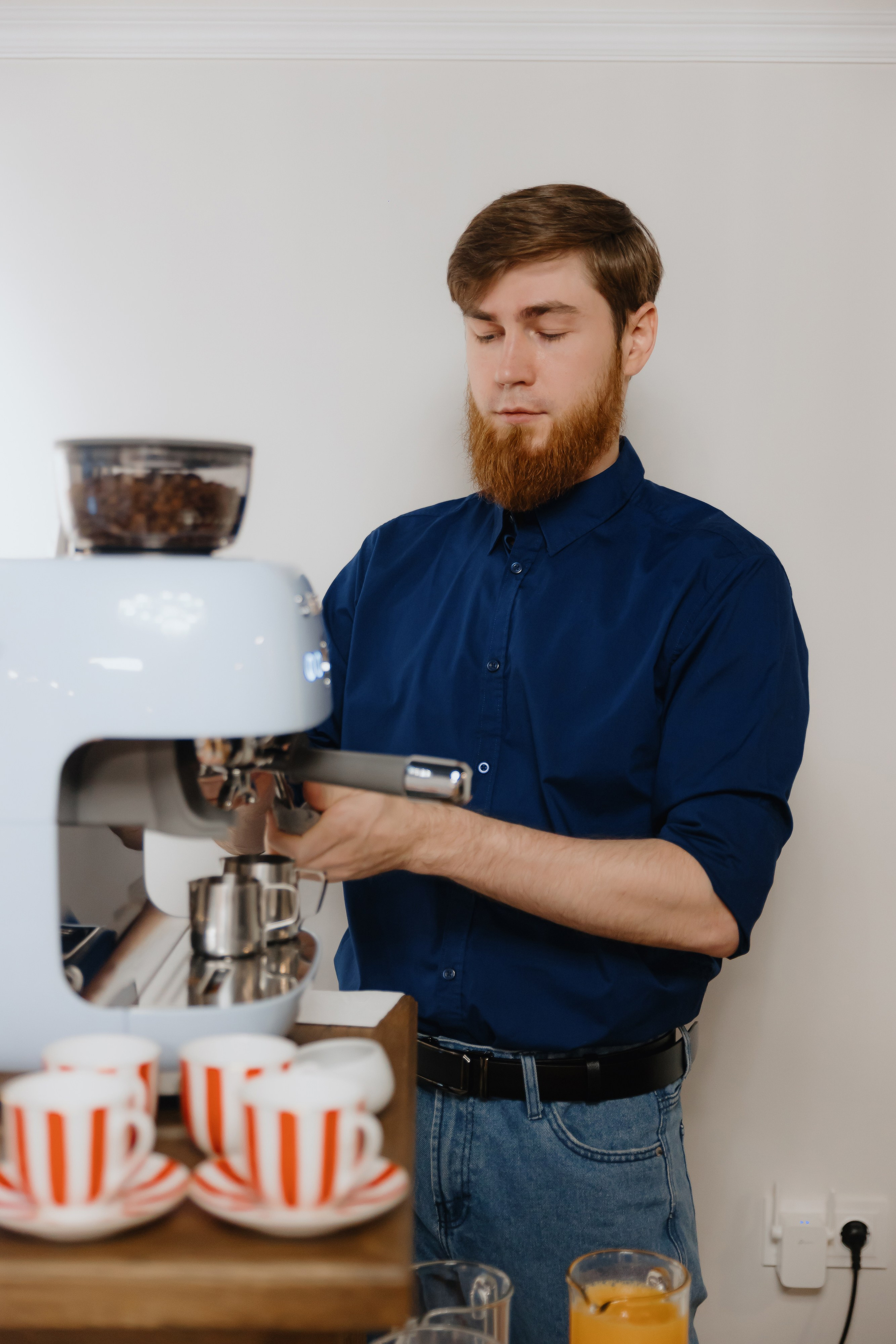 Предновогодний «Кофе-рейв» в L. DECO 17 декабря 2025 года. L. Deco интерьерный салон. Краски/обои/лепной декор