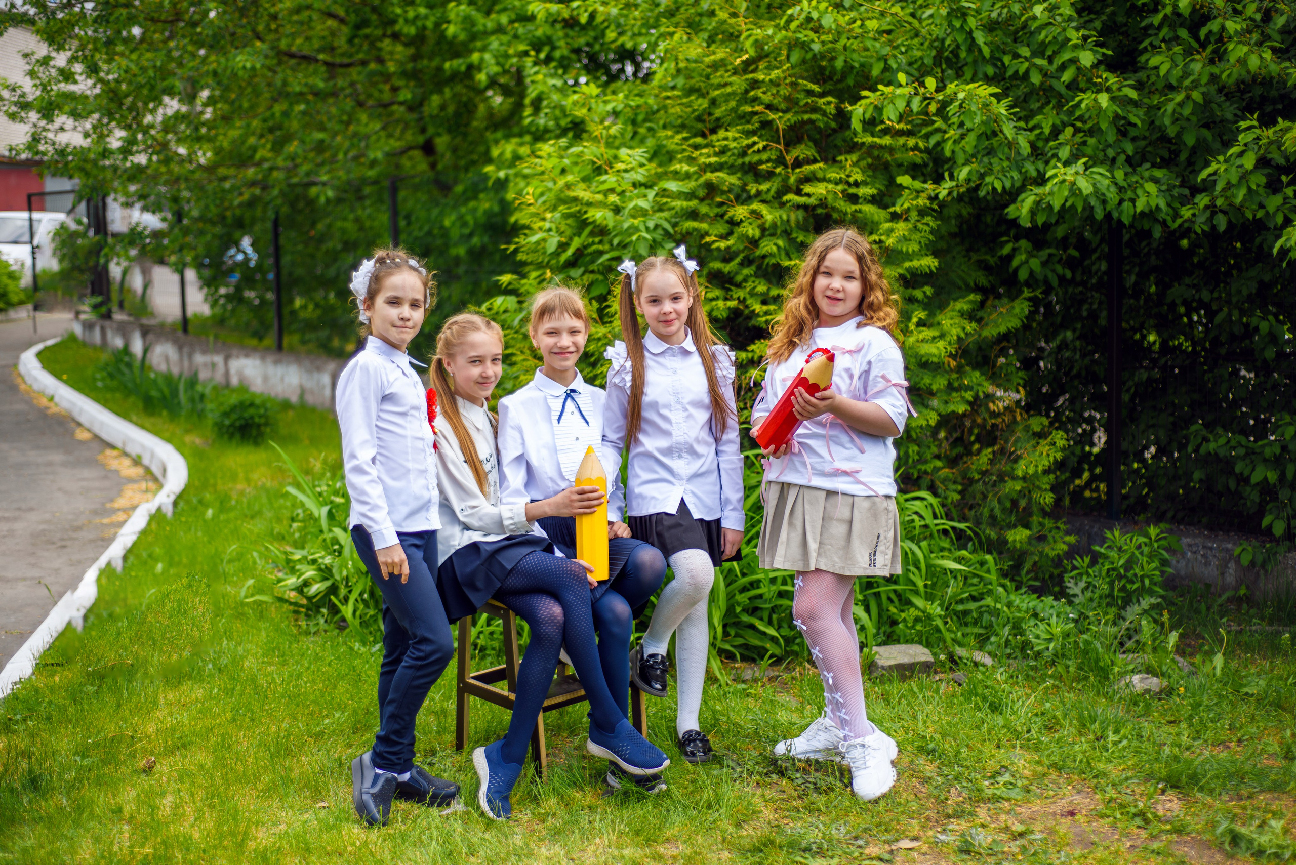 Фотосъемка в школьном саду. Фотограф. Выпускные альбомы в Барнауле